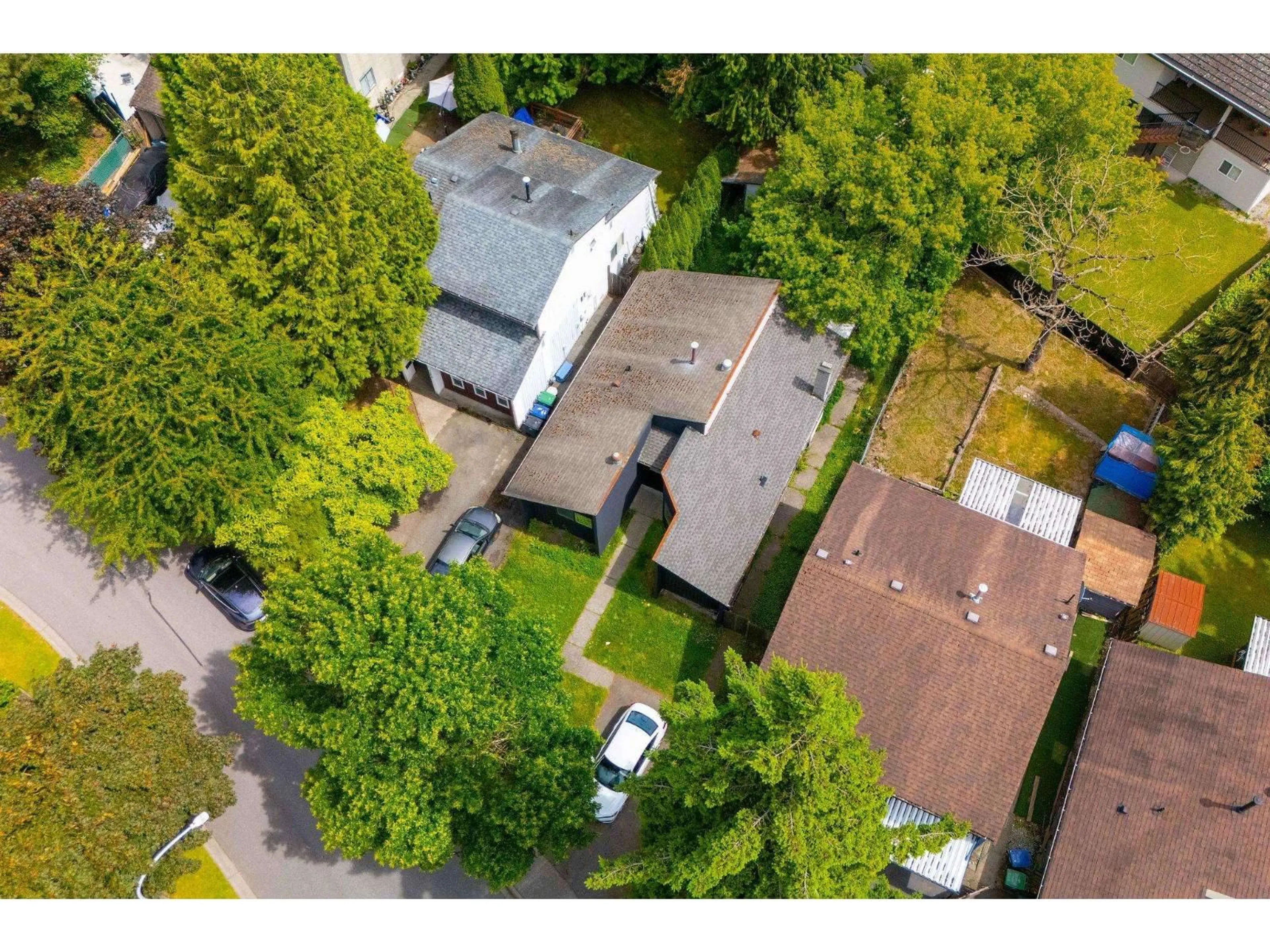 A pic from outside/outdoor area/front of a property/back of a property/a pic from drone, street for 7092 129A, Surrey British Columbia V3W6T3