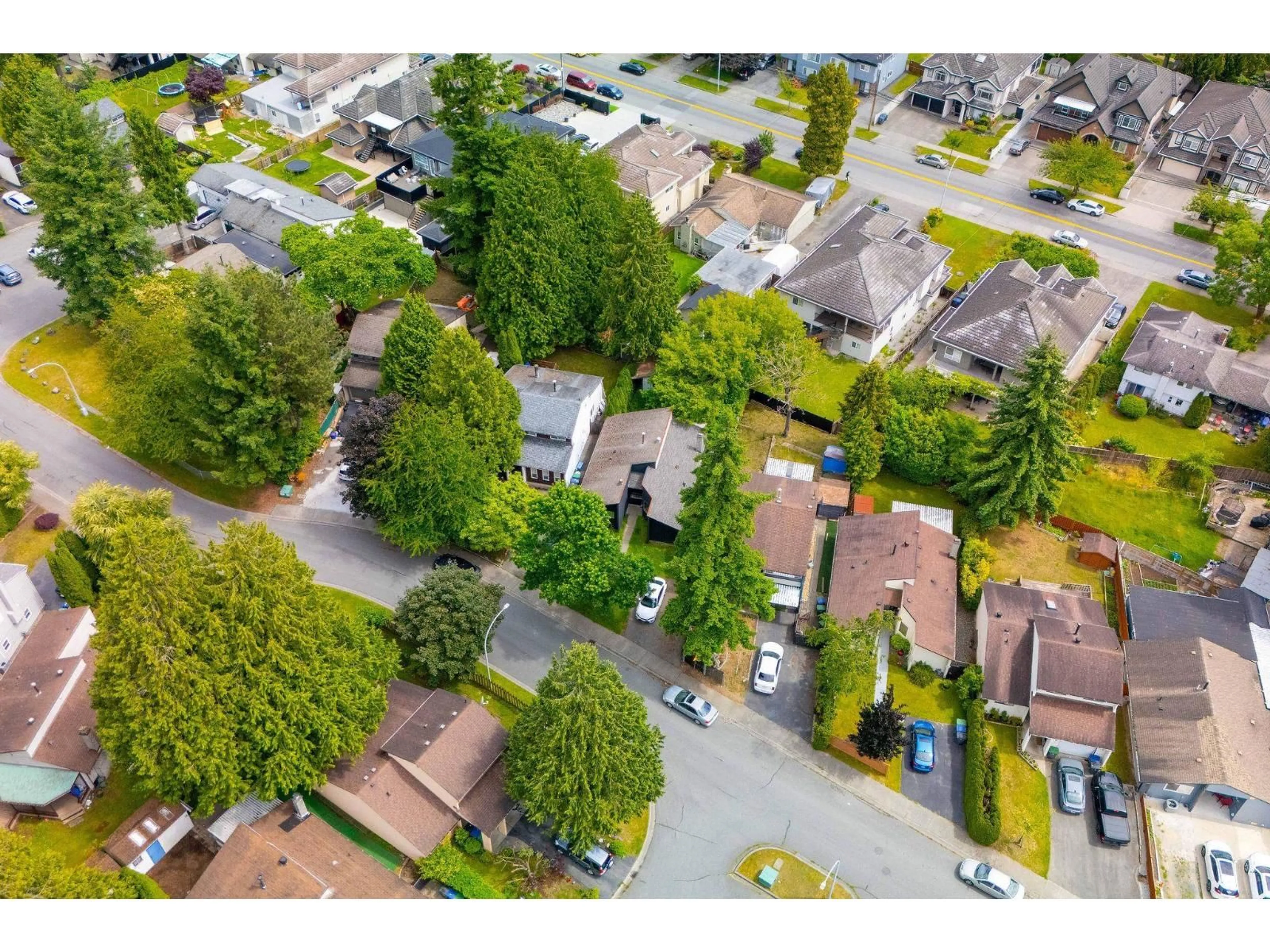 A pic from outside/outdoor area/front of a property/back of a property/a pic from drone, street for 7092 129A, Surrey British Columbia V3W6T3