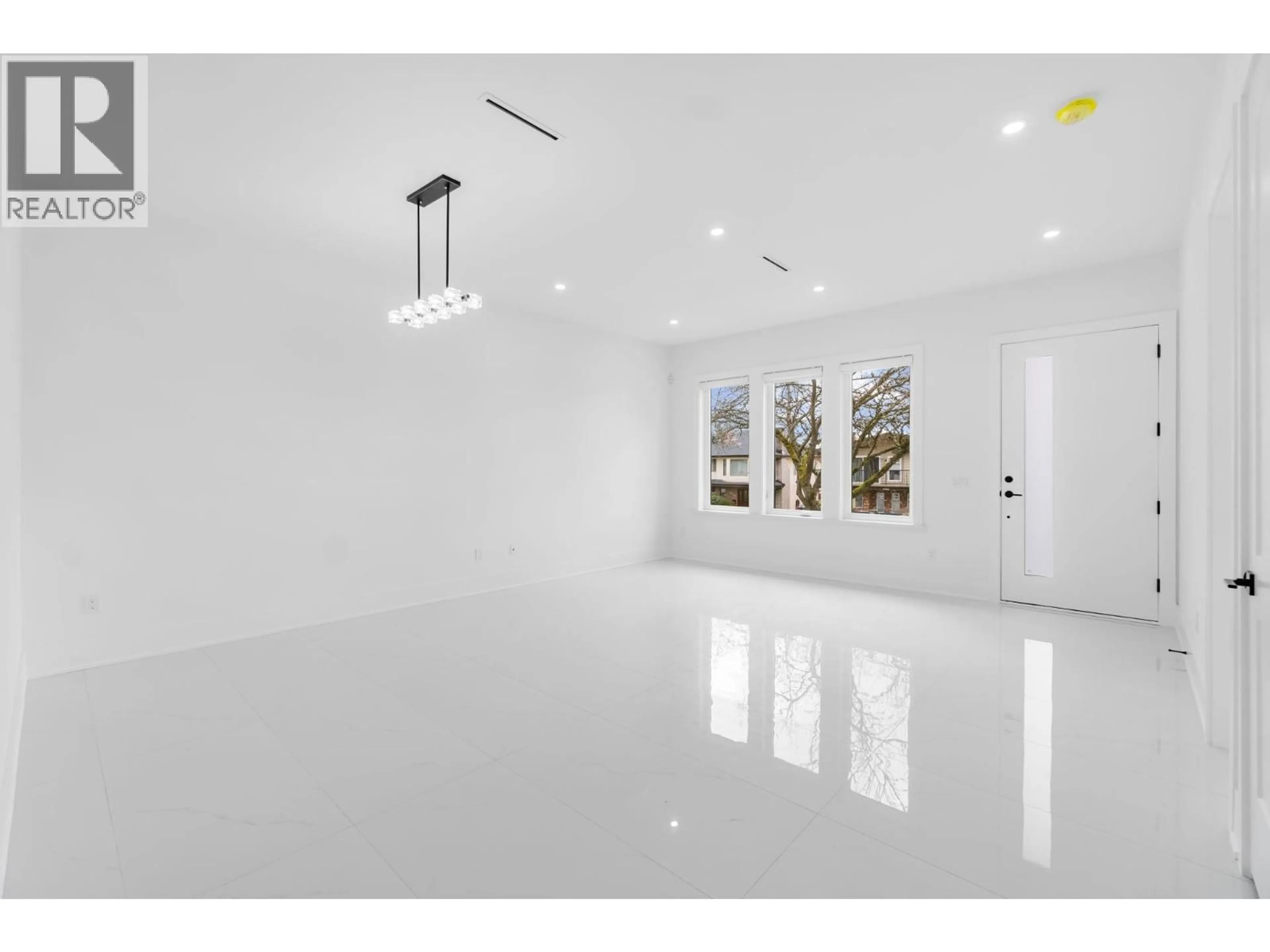 Indoor foyer for 2 - 6765 KITCHENER STREET, Burnaby British Columbia V5J2J8