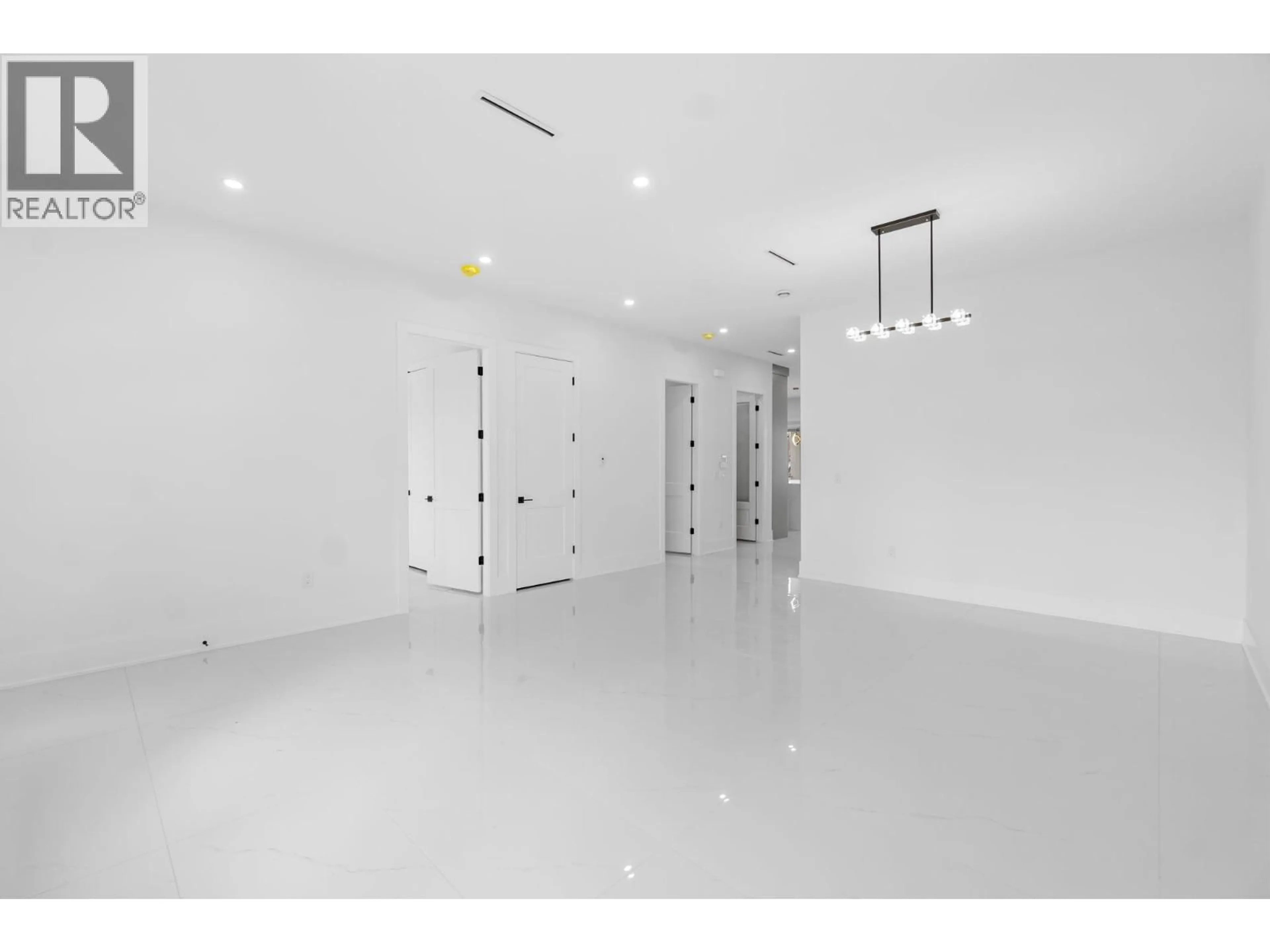 Indoor foyer for 2 - 6765 KITCHENER STREET, Burnaby British Columbia V5J2J8