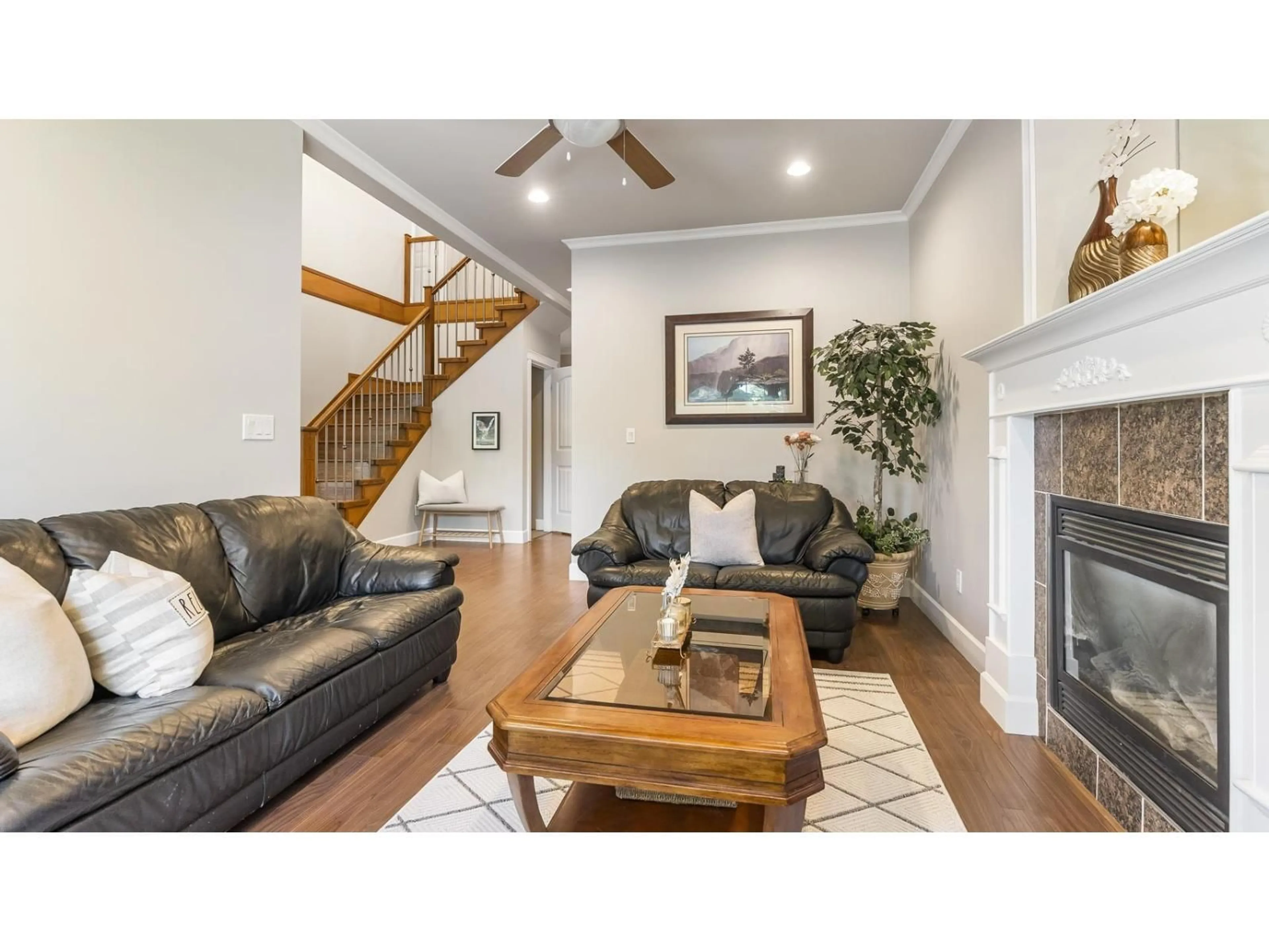 Living room with furniture, wood/laminate floor for 7079 190, Surrey British Columbia V4N5N9