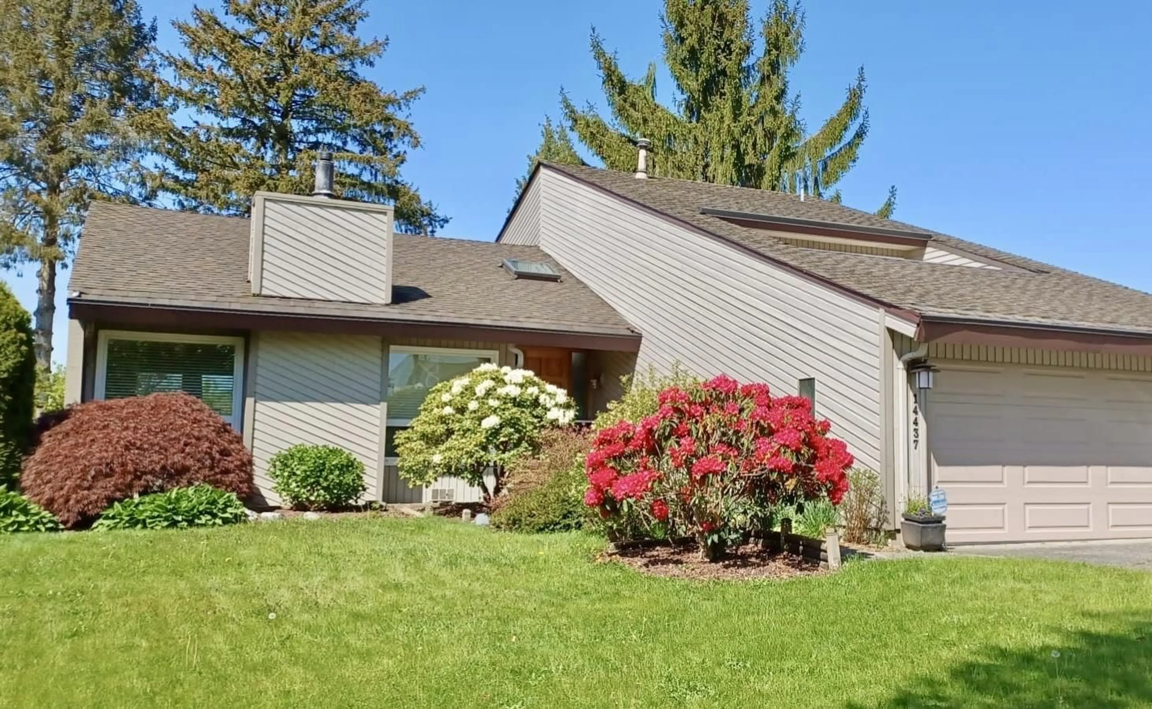 Home with vinyl exterior material, unknown for 14437 CHARTWELL, Surrey British Columbia V3S5E3
