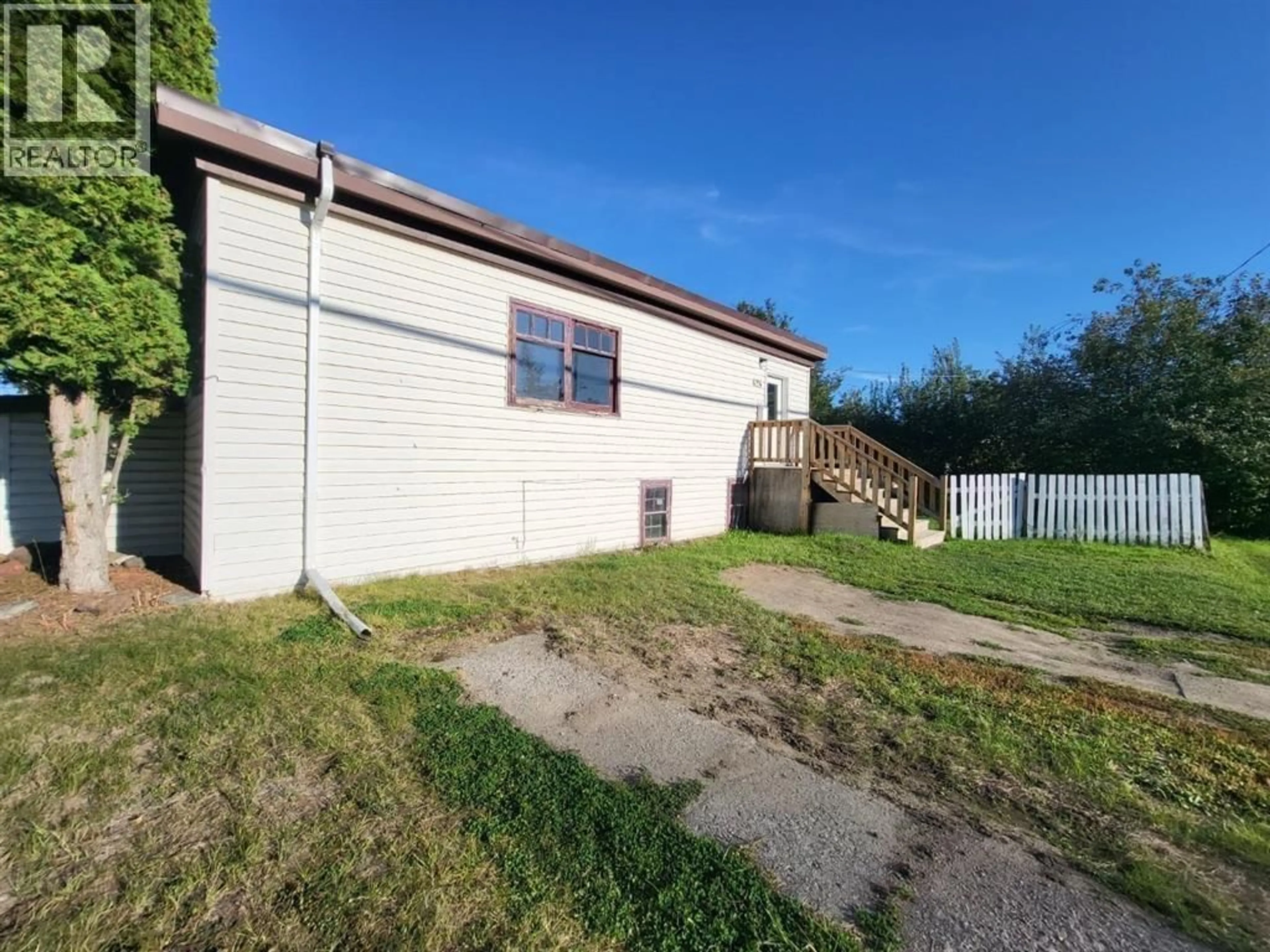 A pic from outside/outdoor area/front of a property/back of a property/a pic from drone, building for 424 BOWRON AVENUE, Quesnel British Columbia V2J2H5