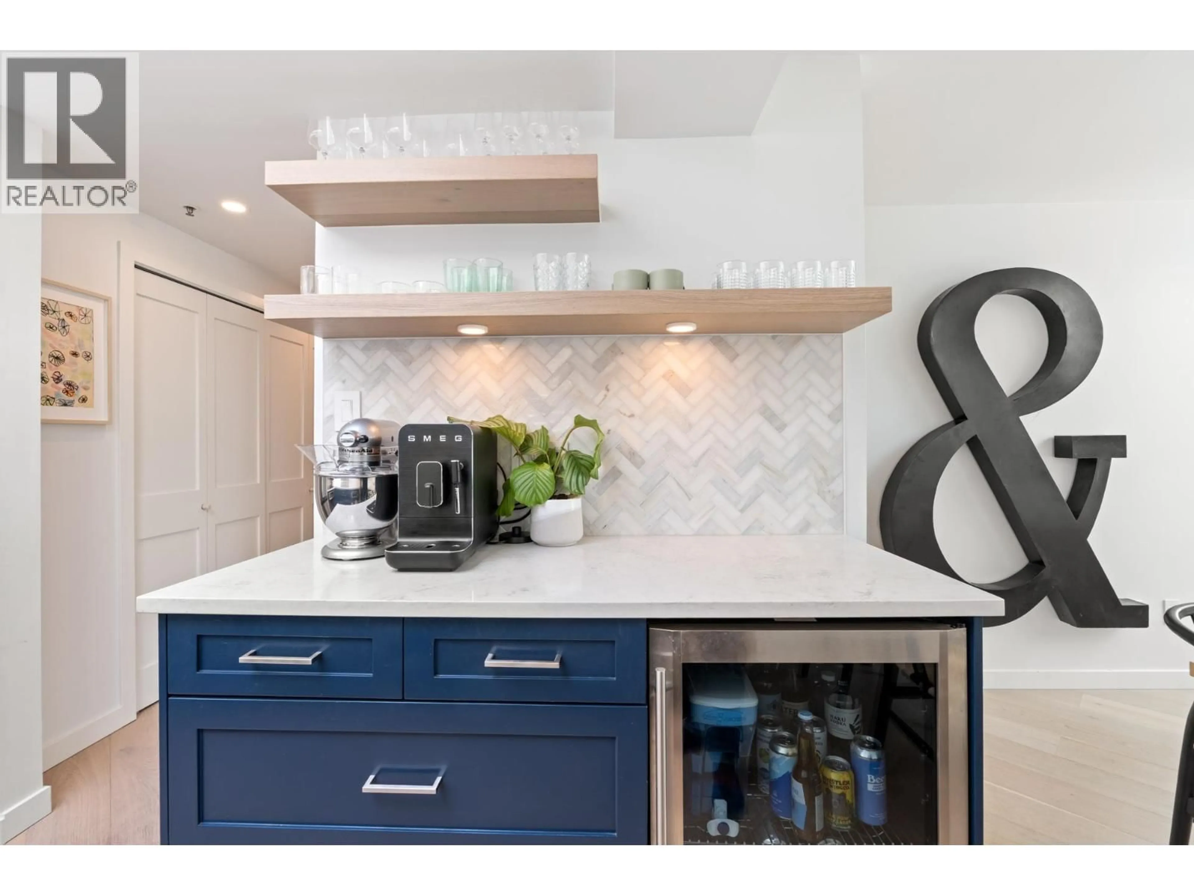 Contemporary kitchen, ceramic/tile floor for 204 - 565 17TH STREET, West Vancouver British Columbia V7V3S9