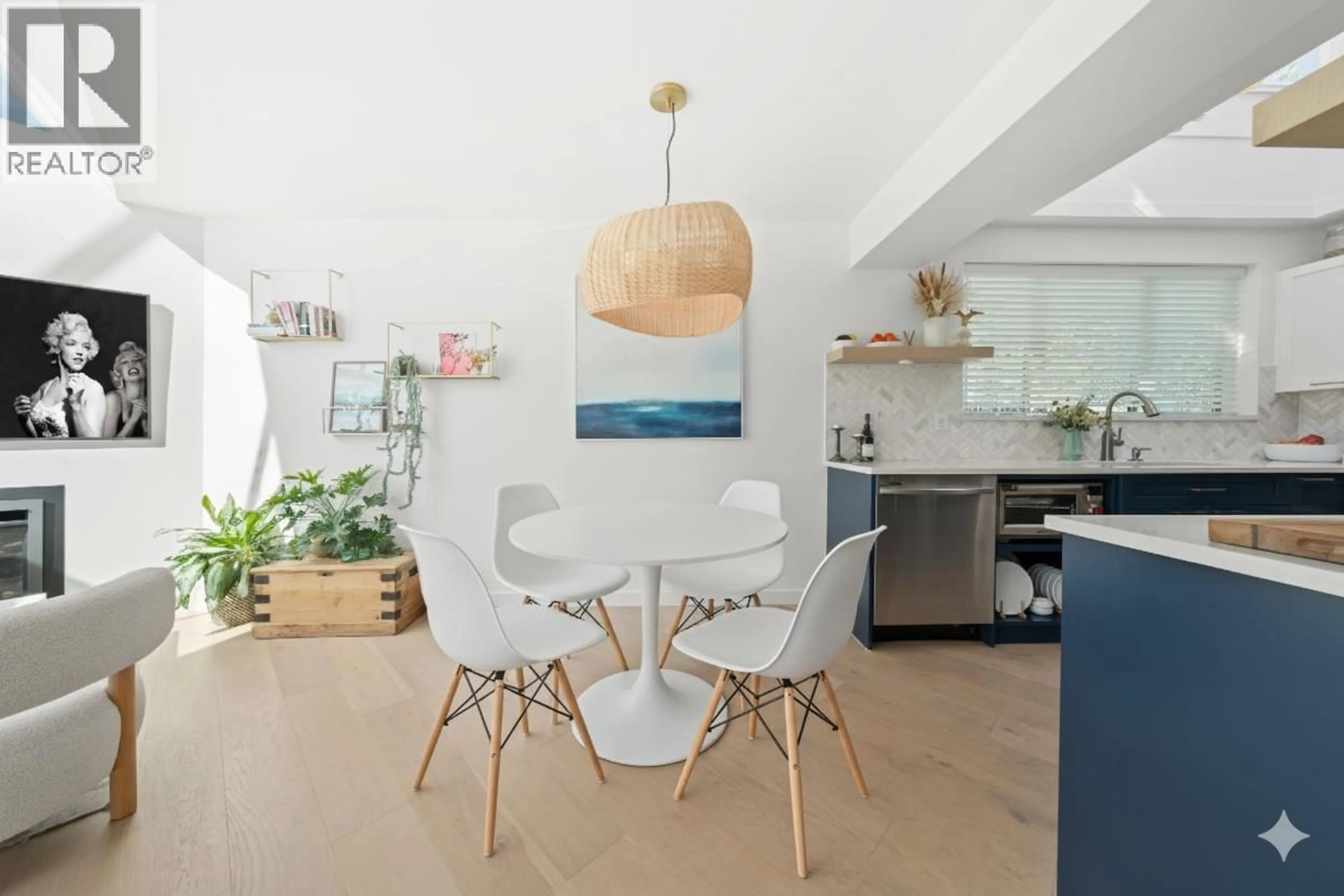 Contemporary kitchen, unknown for 204 - 565 17TH STREET, West Vancouver British Columbia V7V3S9