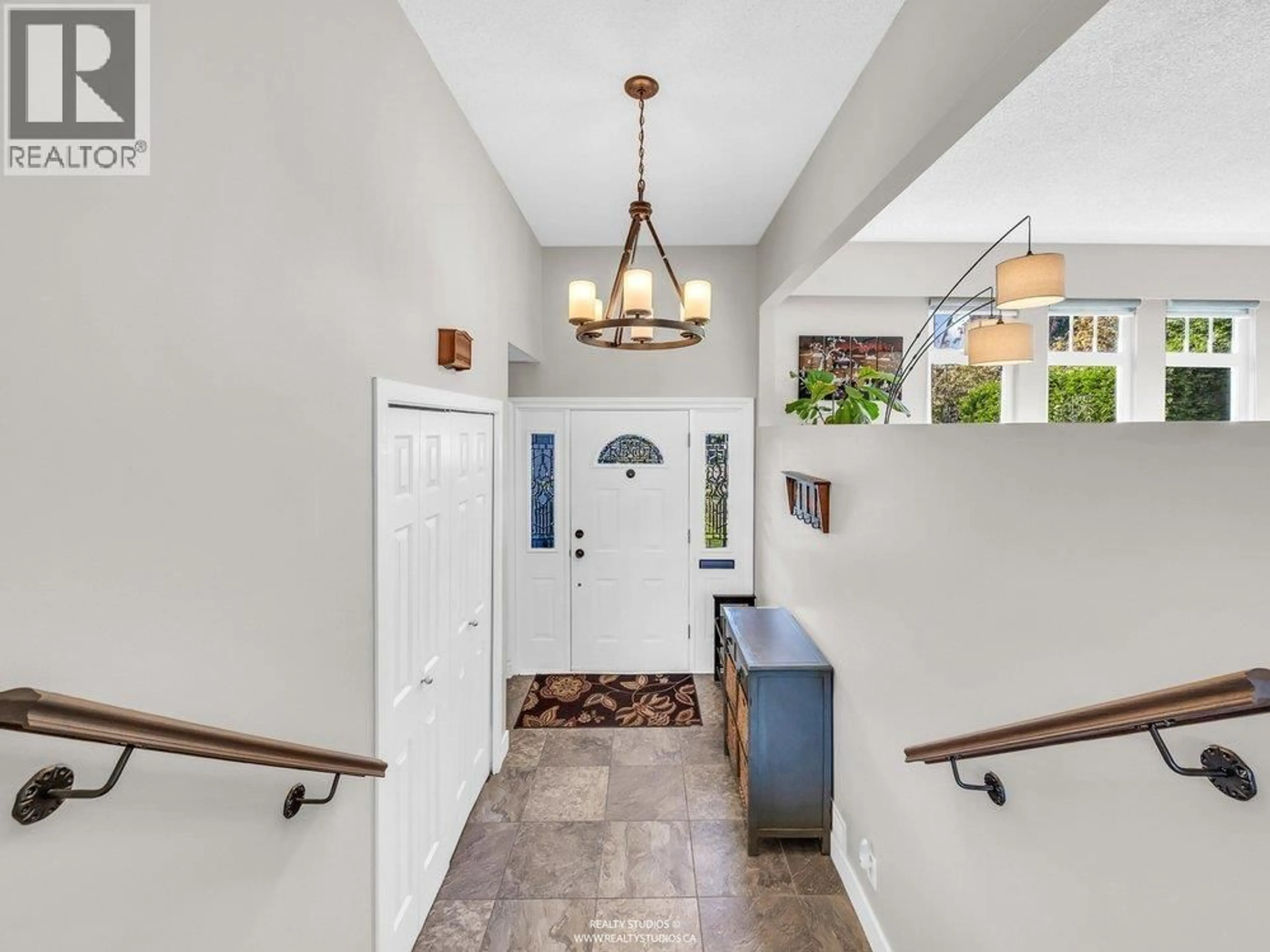 Indoor entryway for 10920 HOGARTH DRIVE, Richmond British Columbia V7E3Z8