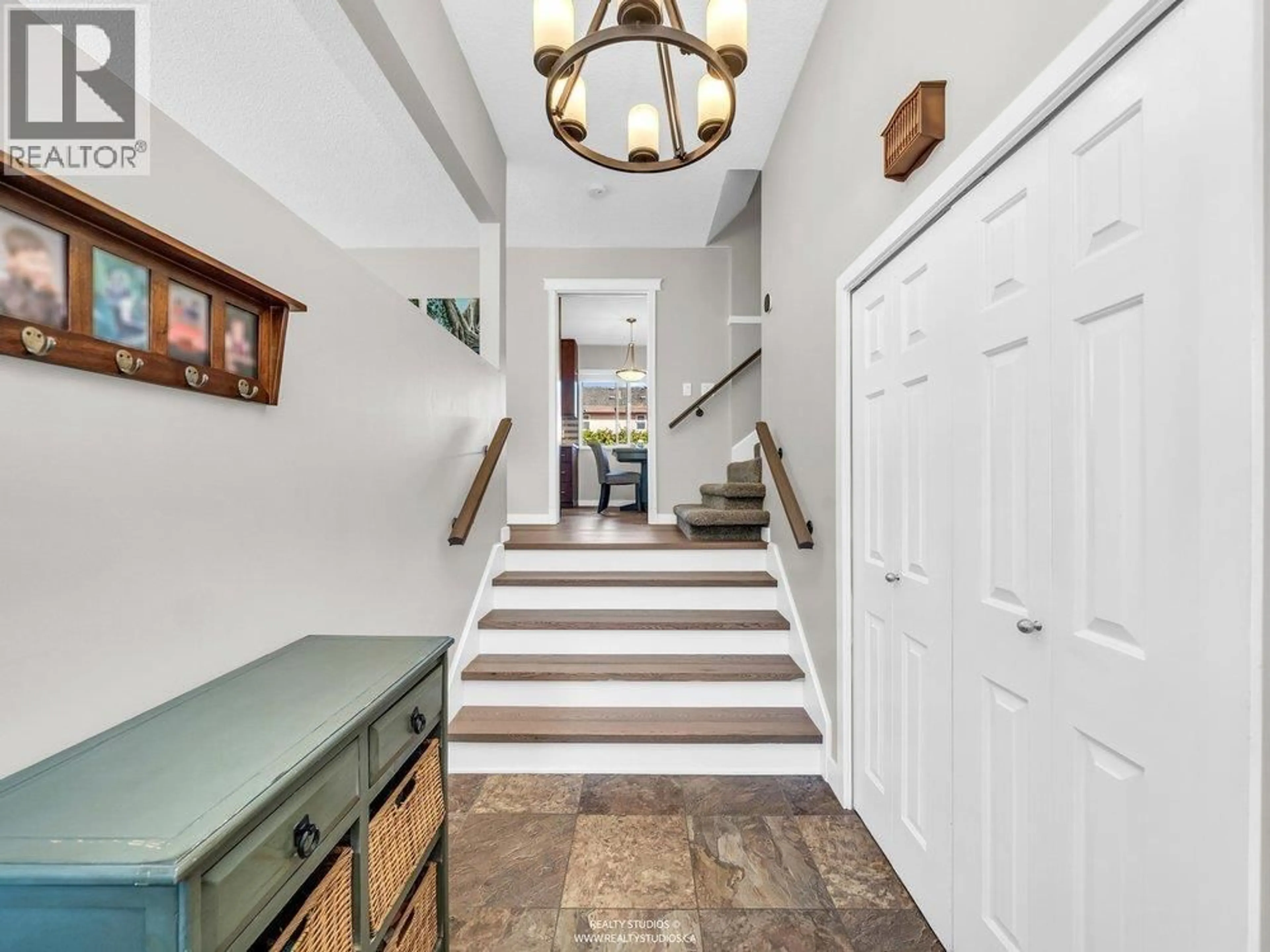 Indoor entryway for 10920 HOGARTH DRIVE, Richmond British Columbia V7E3Z8