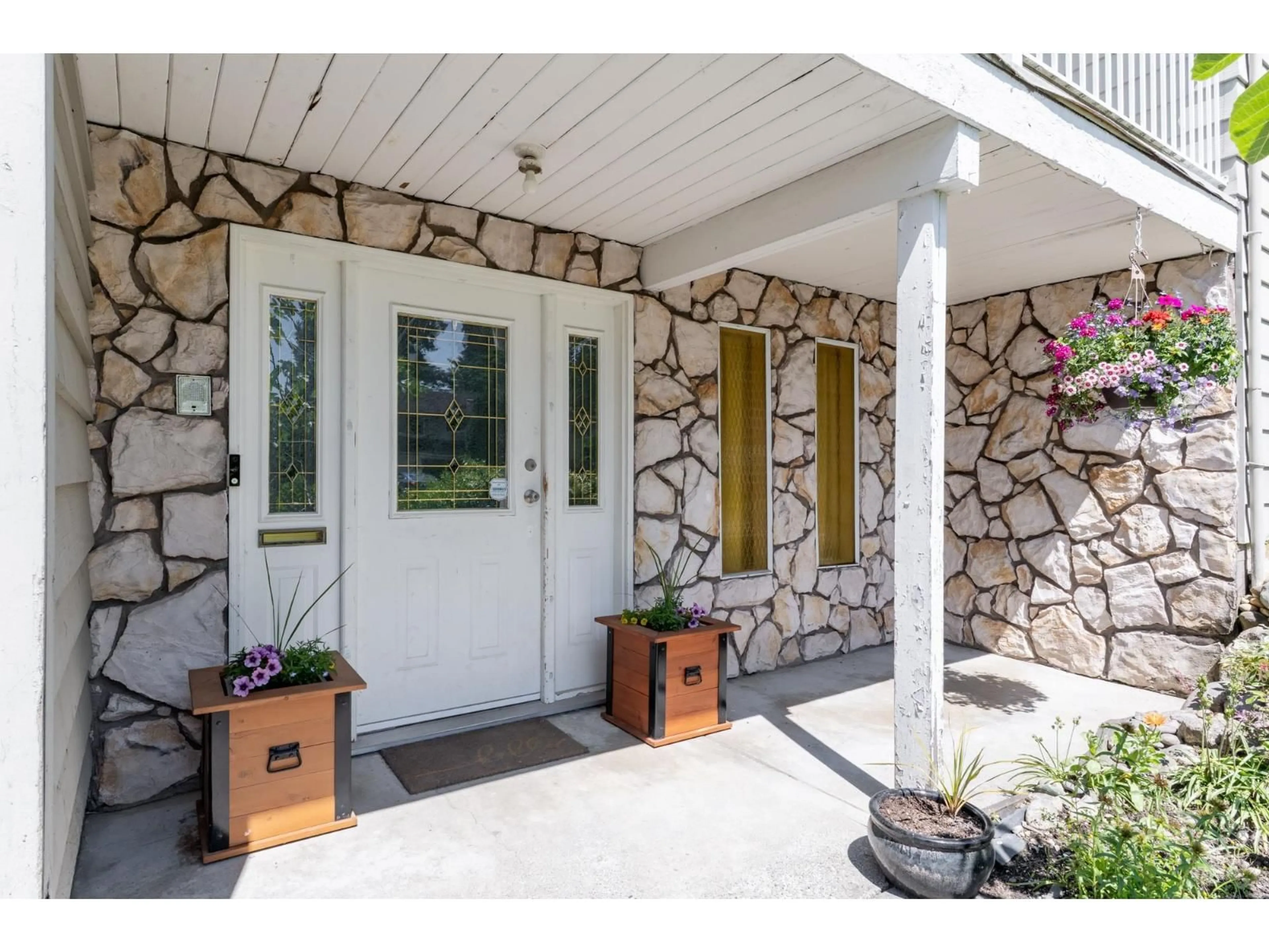 Indoor entryway for 10935 MONROE, Delta British Columbia V4C1N2