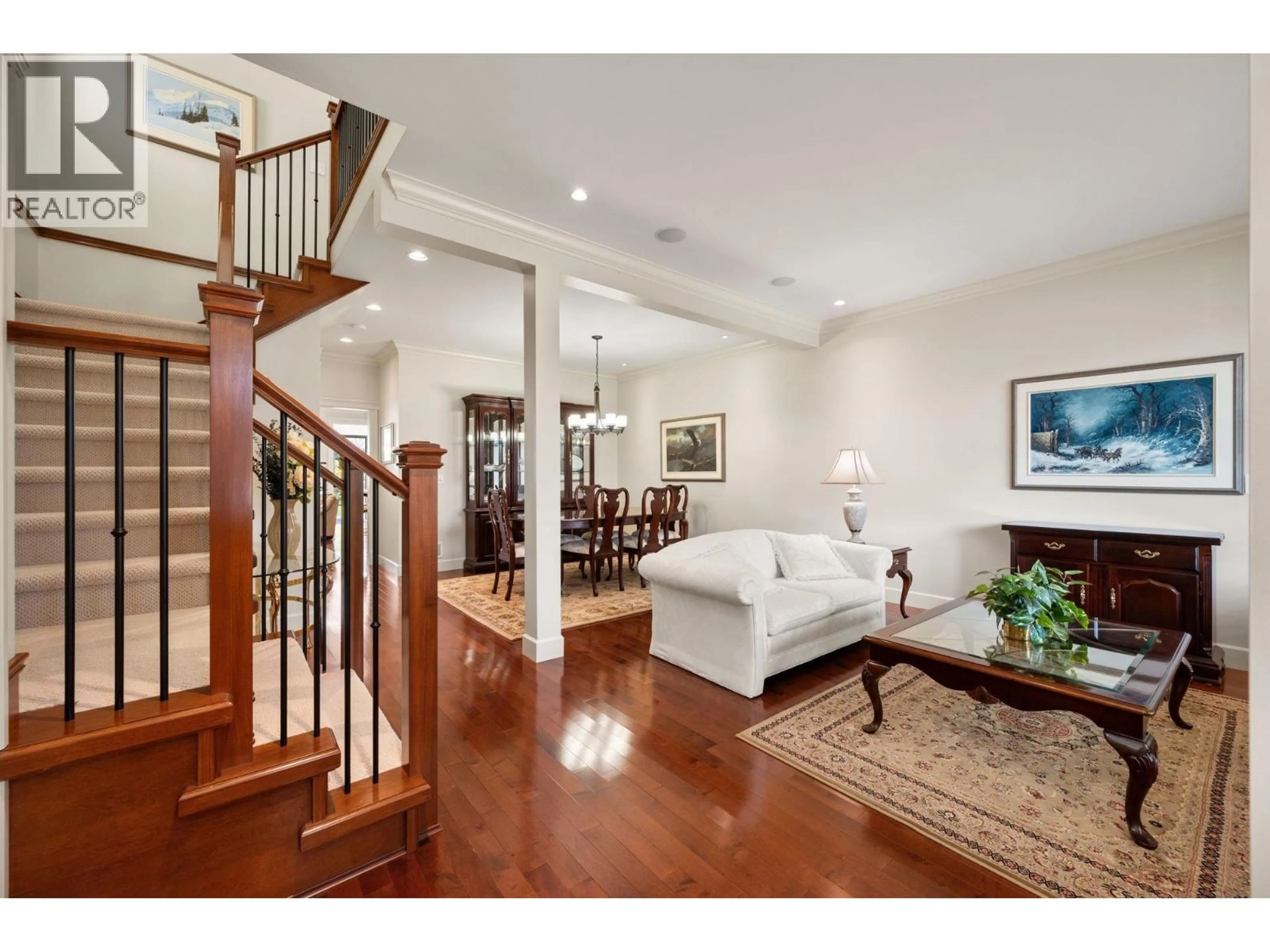 Indoor entryway for 336 12TH STREET, North Vancouver British Columbia V7L2J9