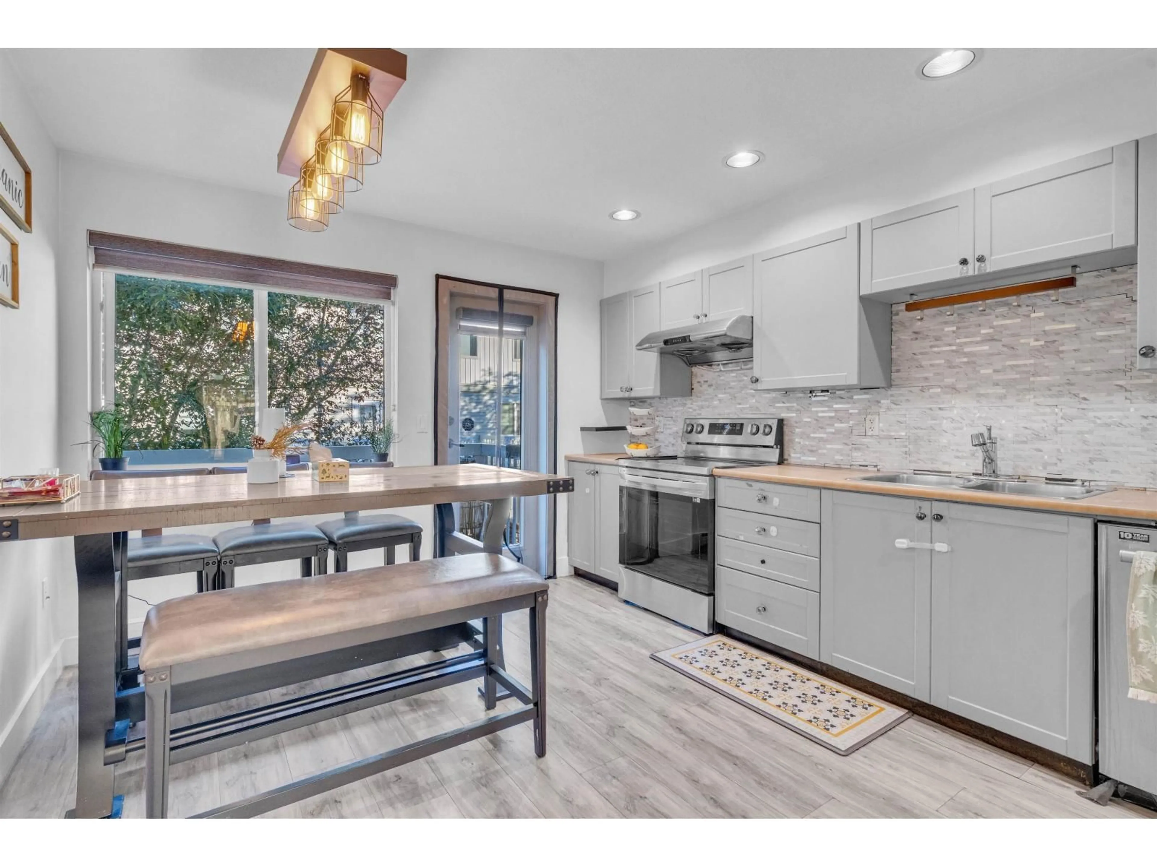 Open concept kitchen, unknown for 174 - 16177 83, Surrey British Columbia V4N5T3