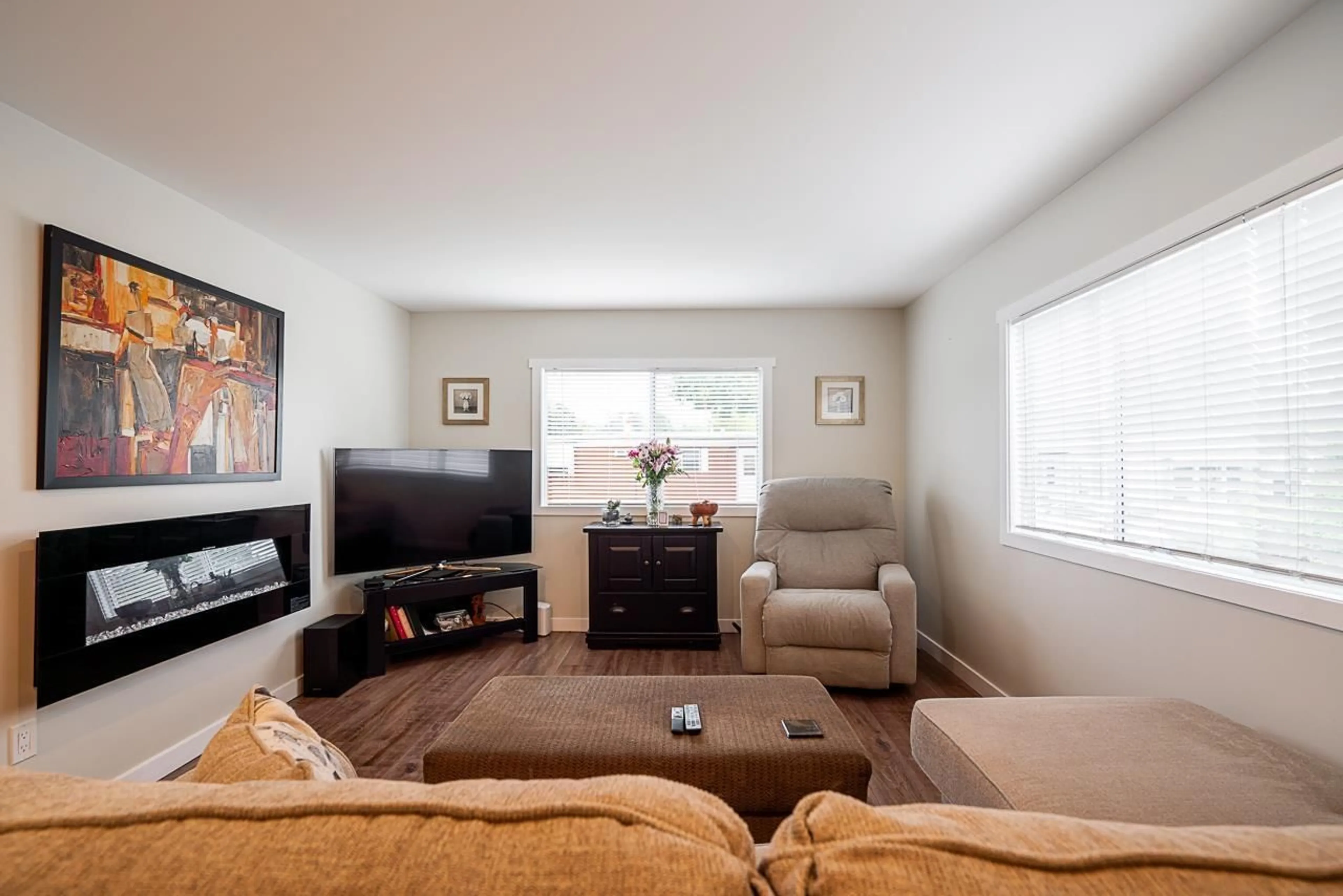 Living room with furniture, unknown for 75 - 1840 160, Surrey British Columbia V4A4X4