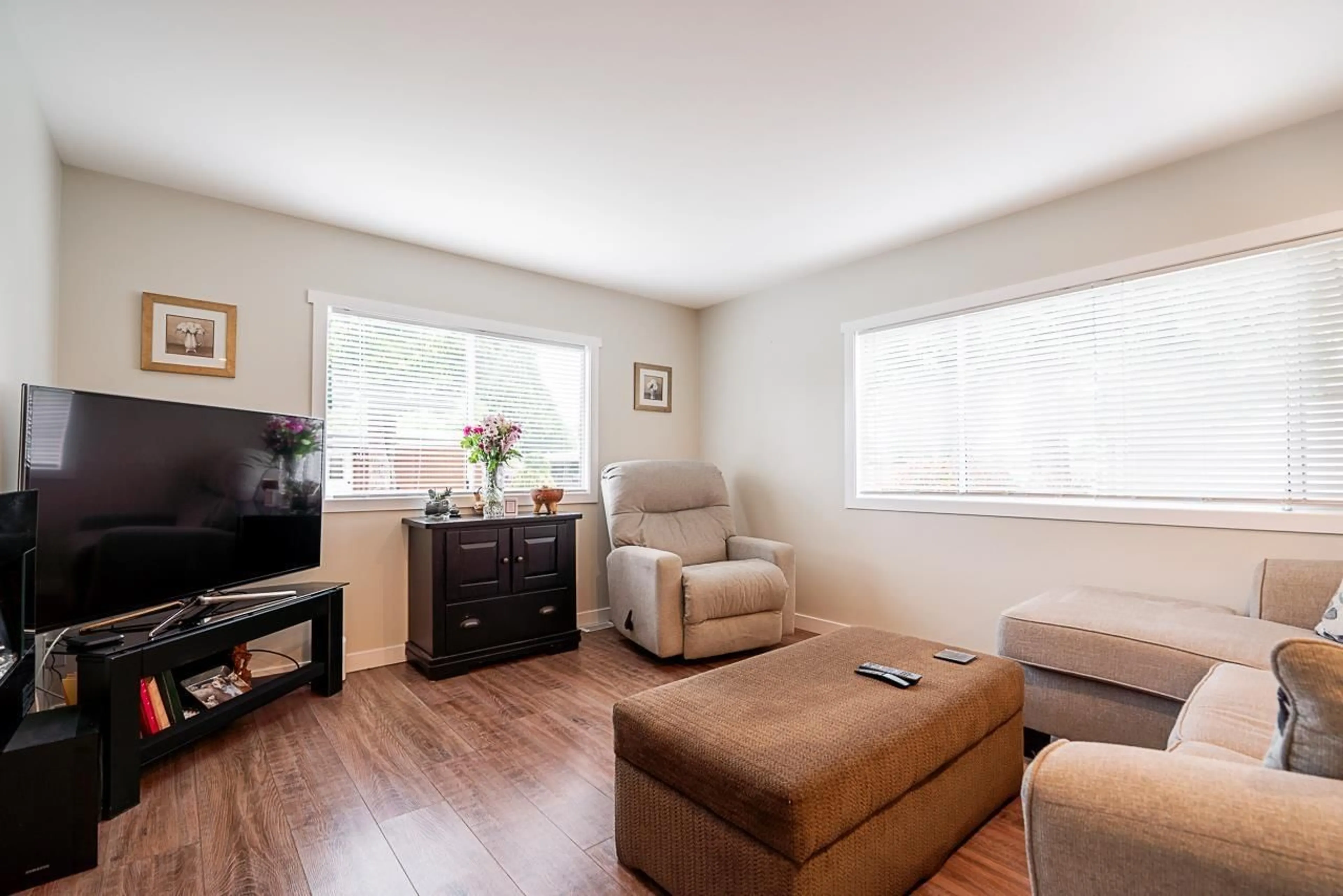 Living room with furniture, wood/laminate floor for 75 - 1840 160, Surrey British Columbia V4A4X4