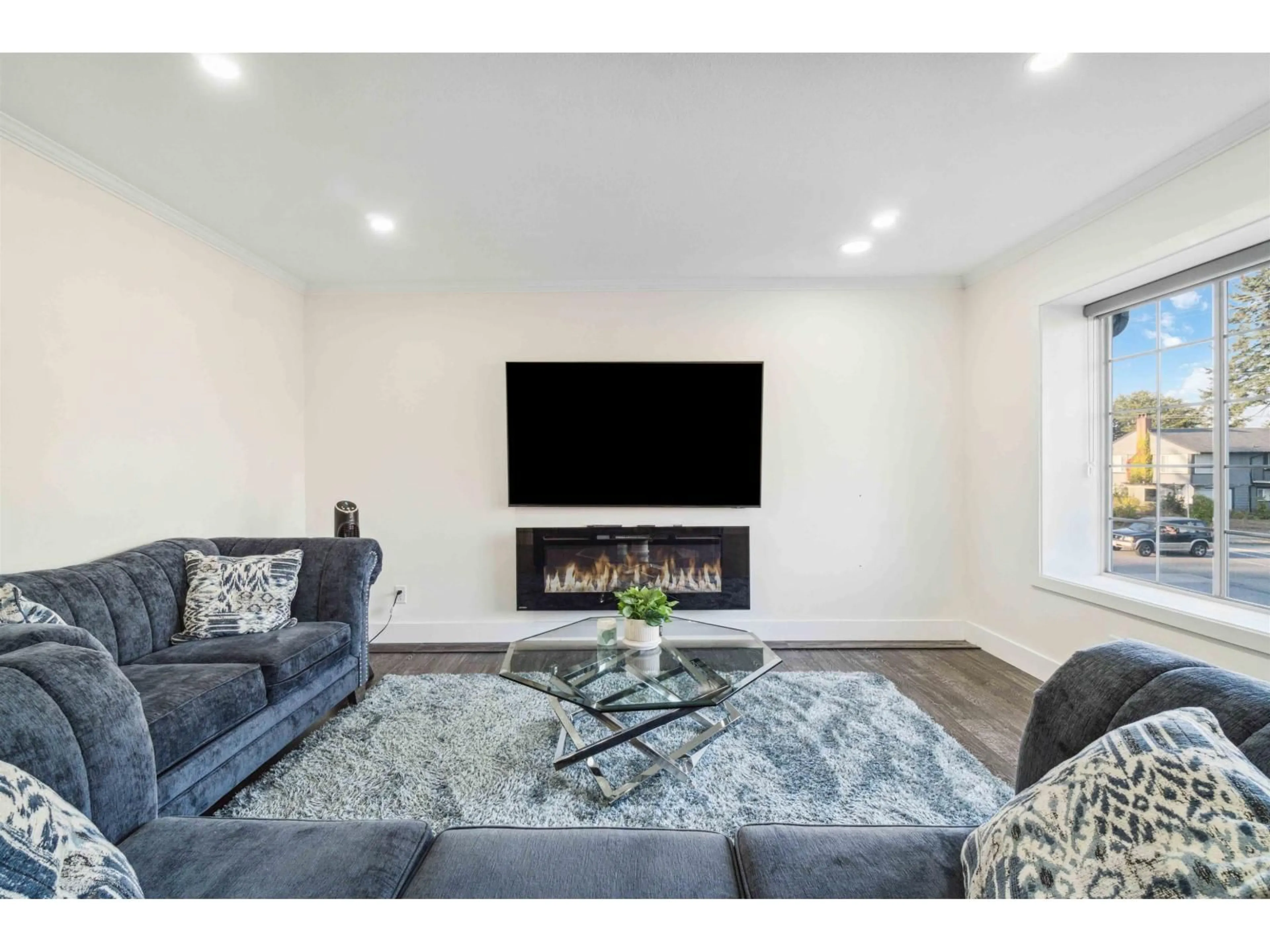 Living room with furniture, unknown for 15598 ROPER, White Rock British Columbia V4B2G5