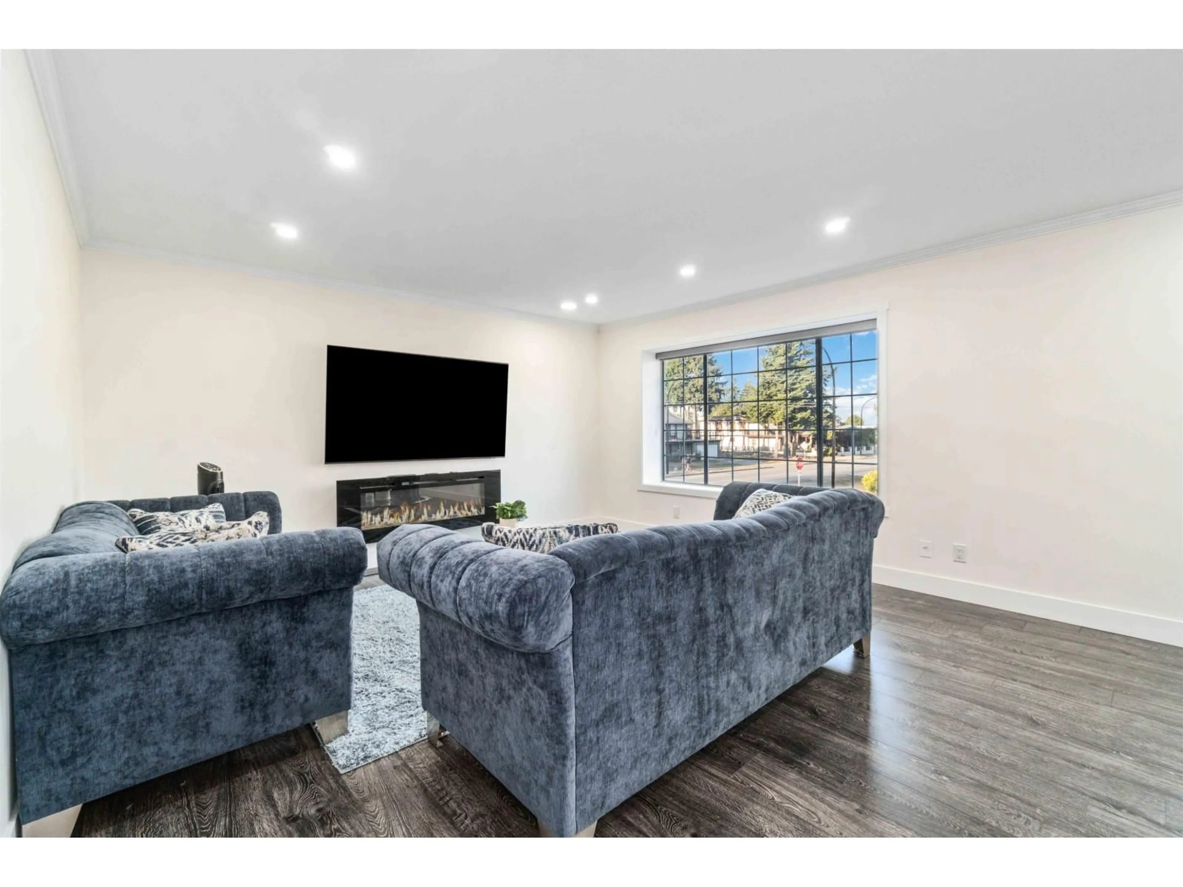 Living room with furniture, unknown for 15598 ROPER, White Rock British Columbia V4B2G5