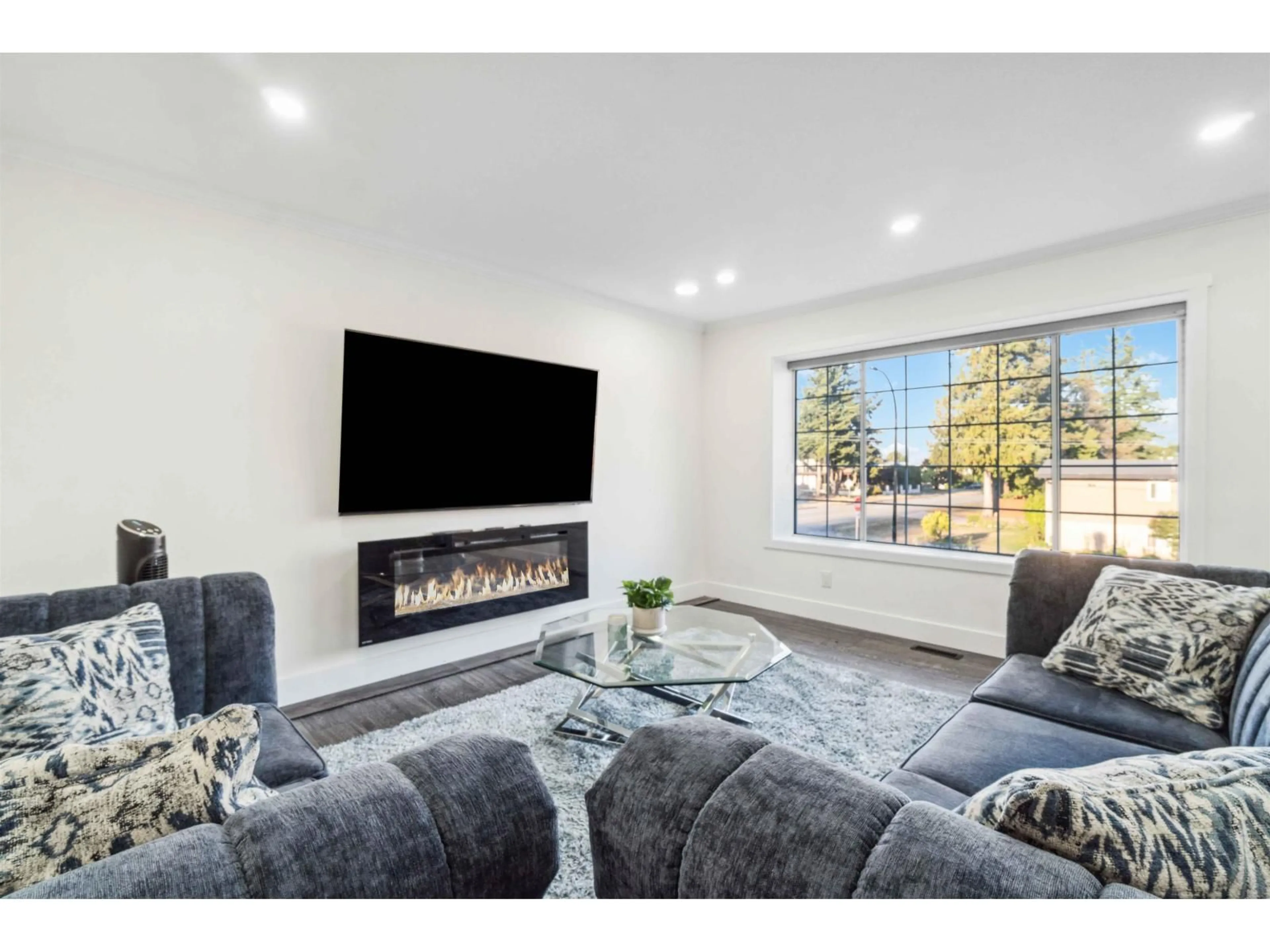 Home theater for 15598 ROPER, White Rock British Columbia V4B2G5