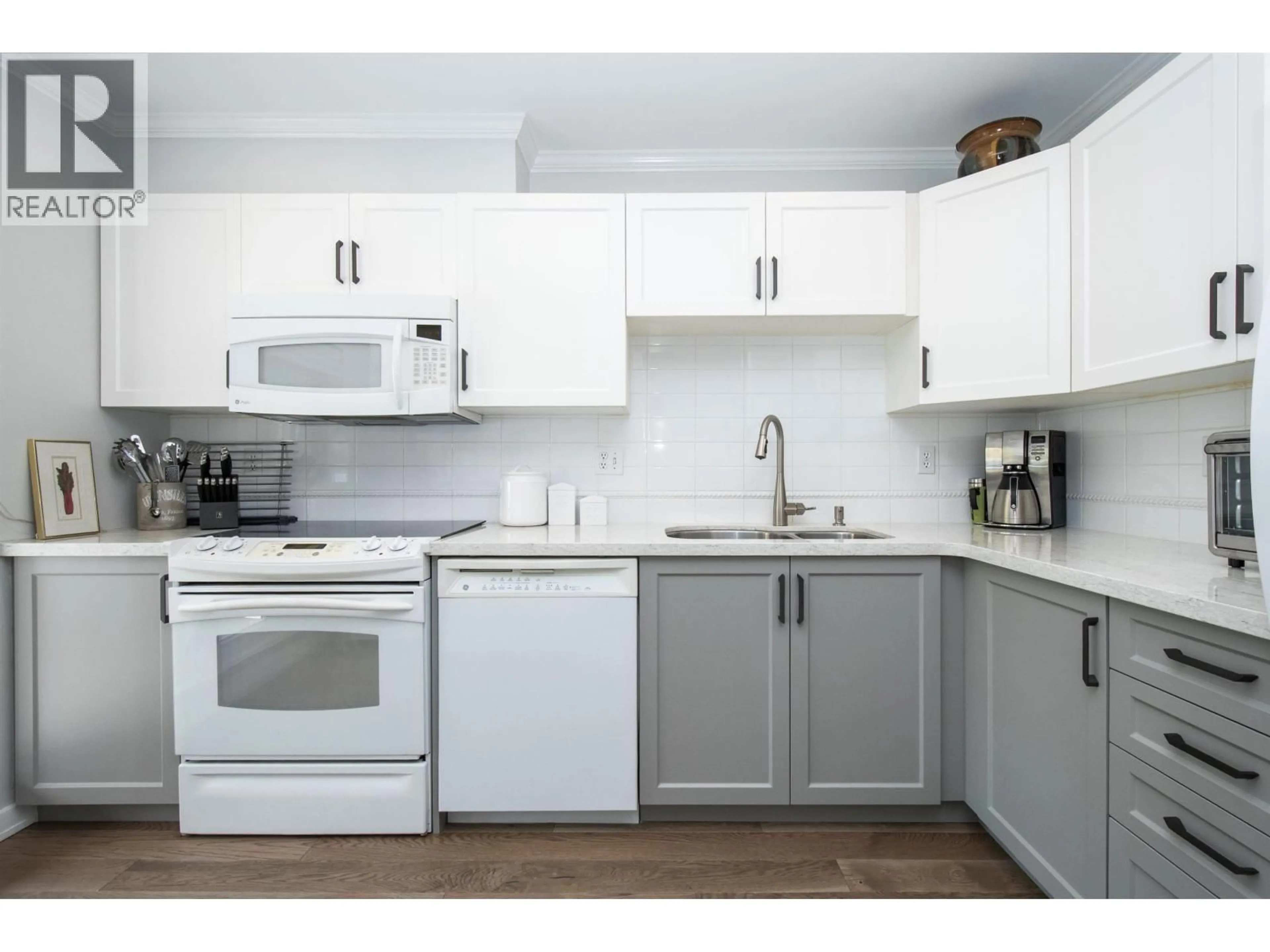 Standard kitchen, wood/laminate floor for 104 - 128 8TH STREET, North Vancouver British Columbia V7M3M1