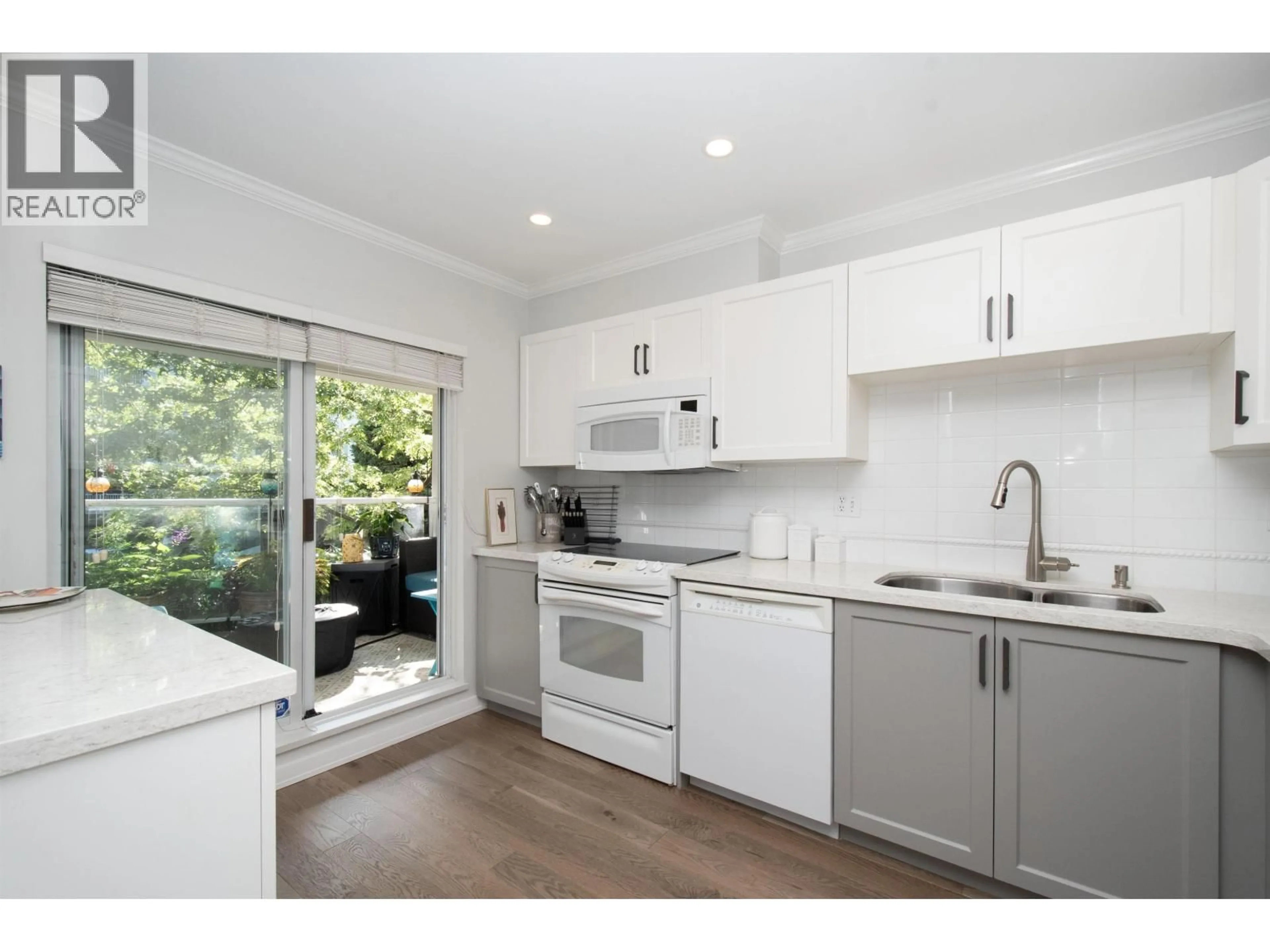 Open concept kitchen, wood/laminate floor for 104 - 128 8TH STREET, North Vancouver British Columbia V7M3M1