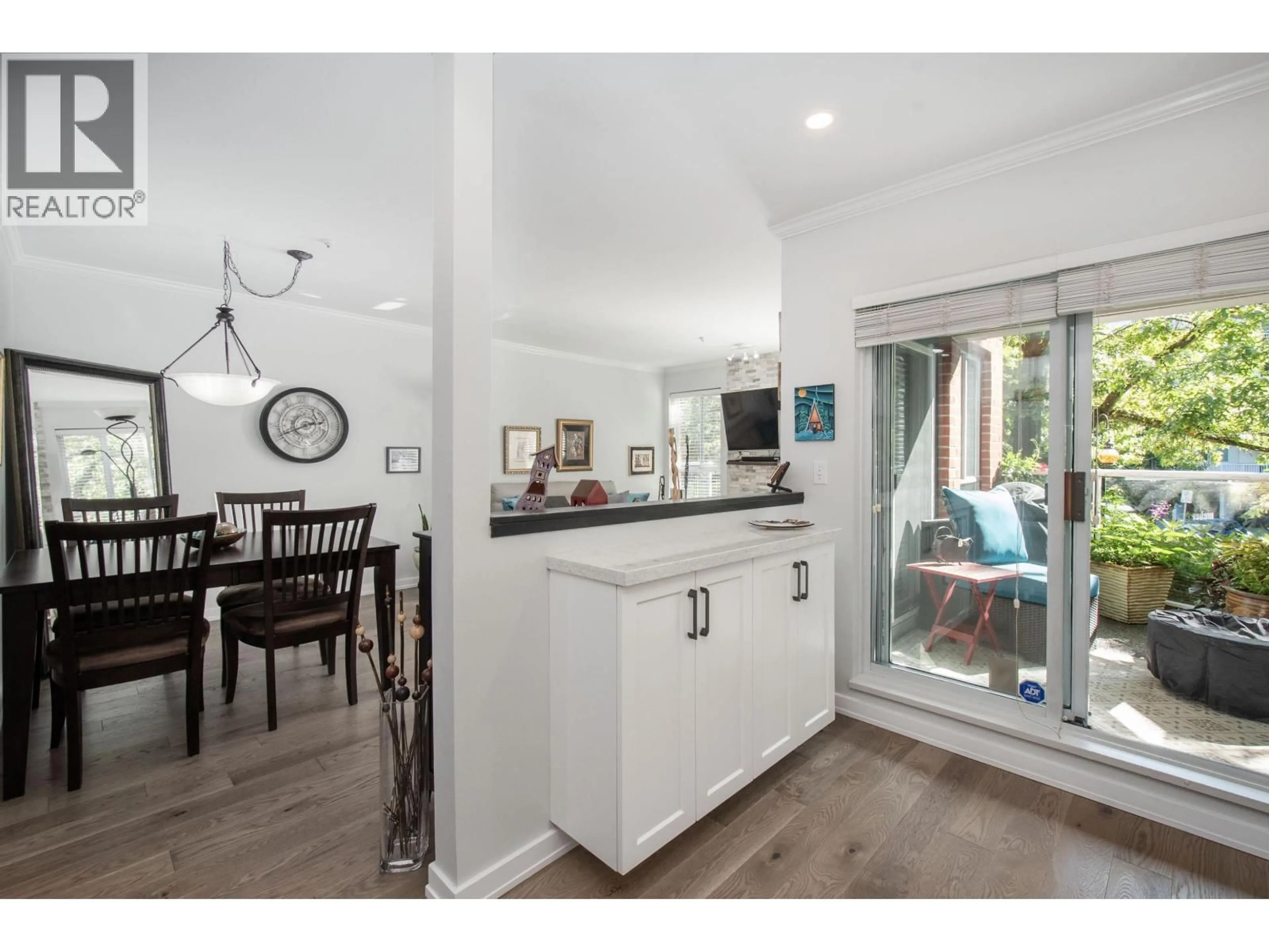Open concept kitchen, unknown for 104 - 128 8TH STREET, North Vancouver British Columbia V7M3M1