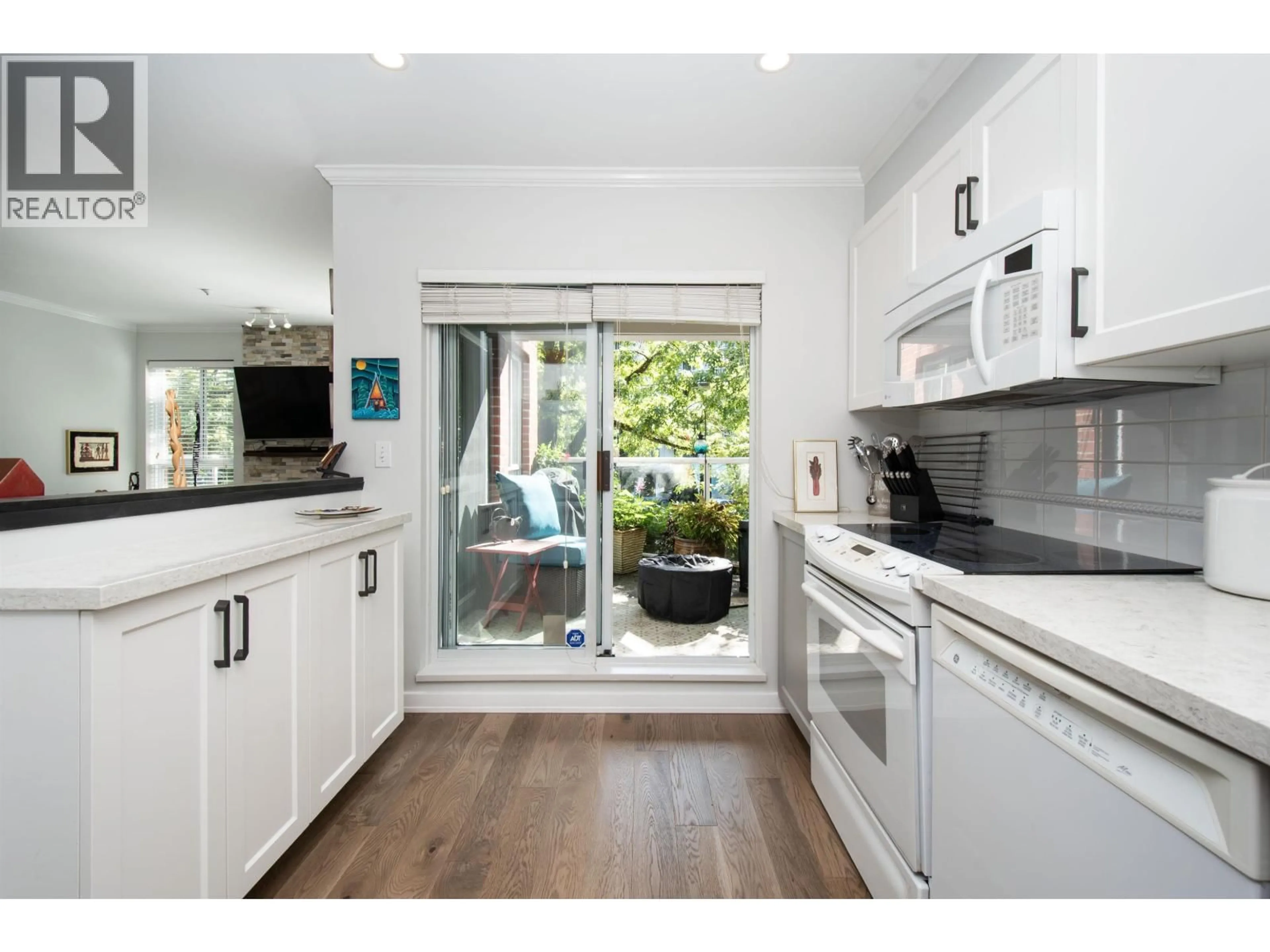 Open concept kitchen, unknown for 104 - 128 8TH STREET, North Vancouver British Columbia V7M3M1