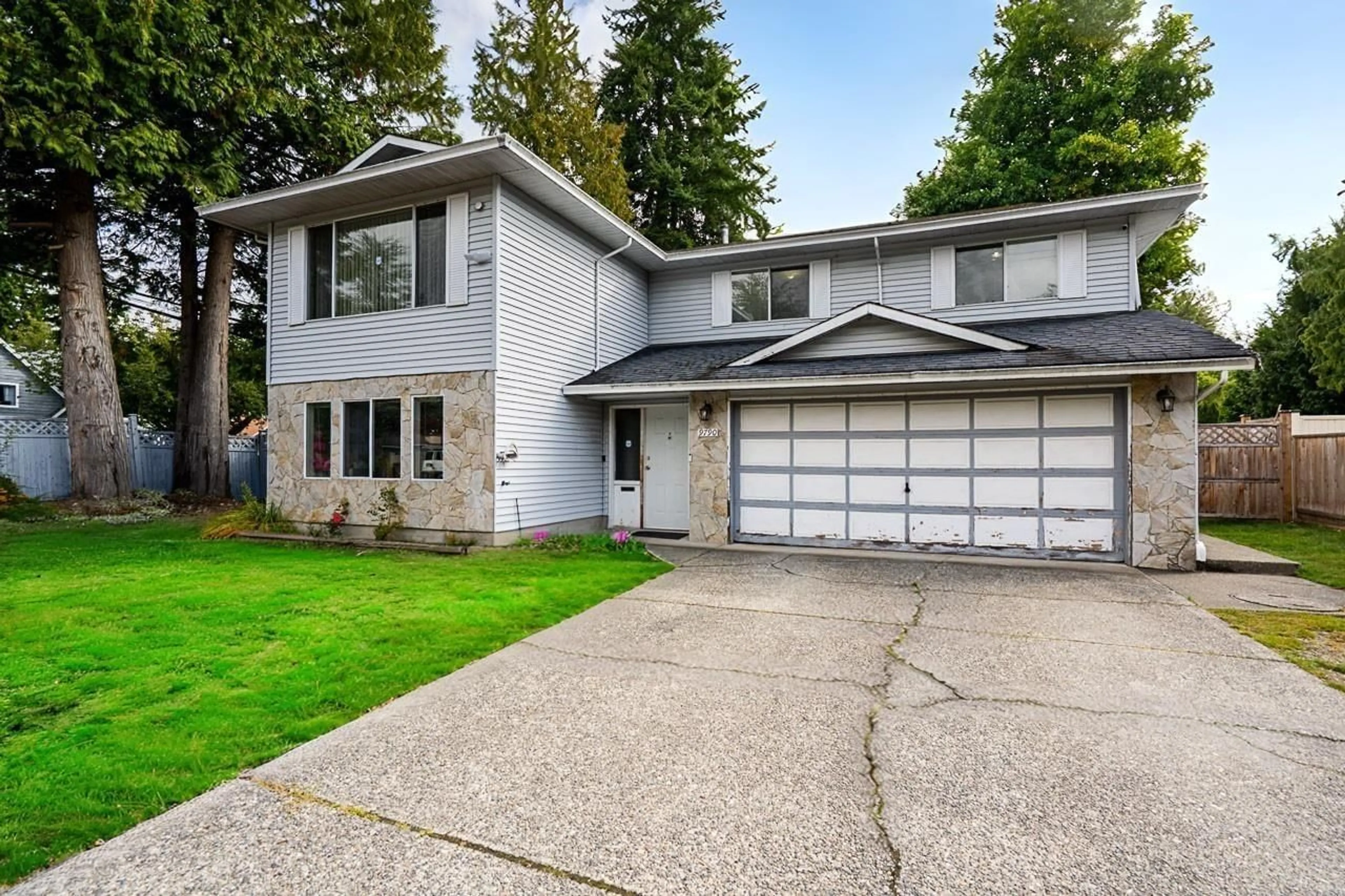 Home with vinyl exterior material, street for 9790 148A, Surrey British Columbia V3R8E5