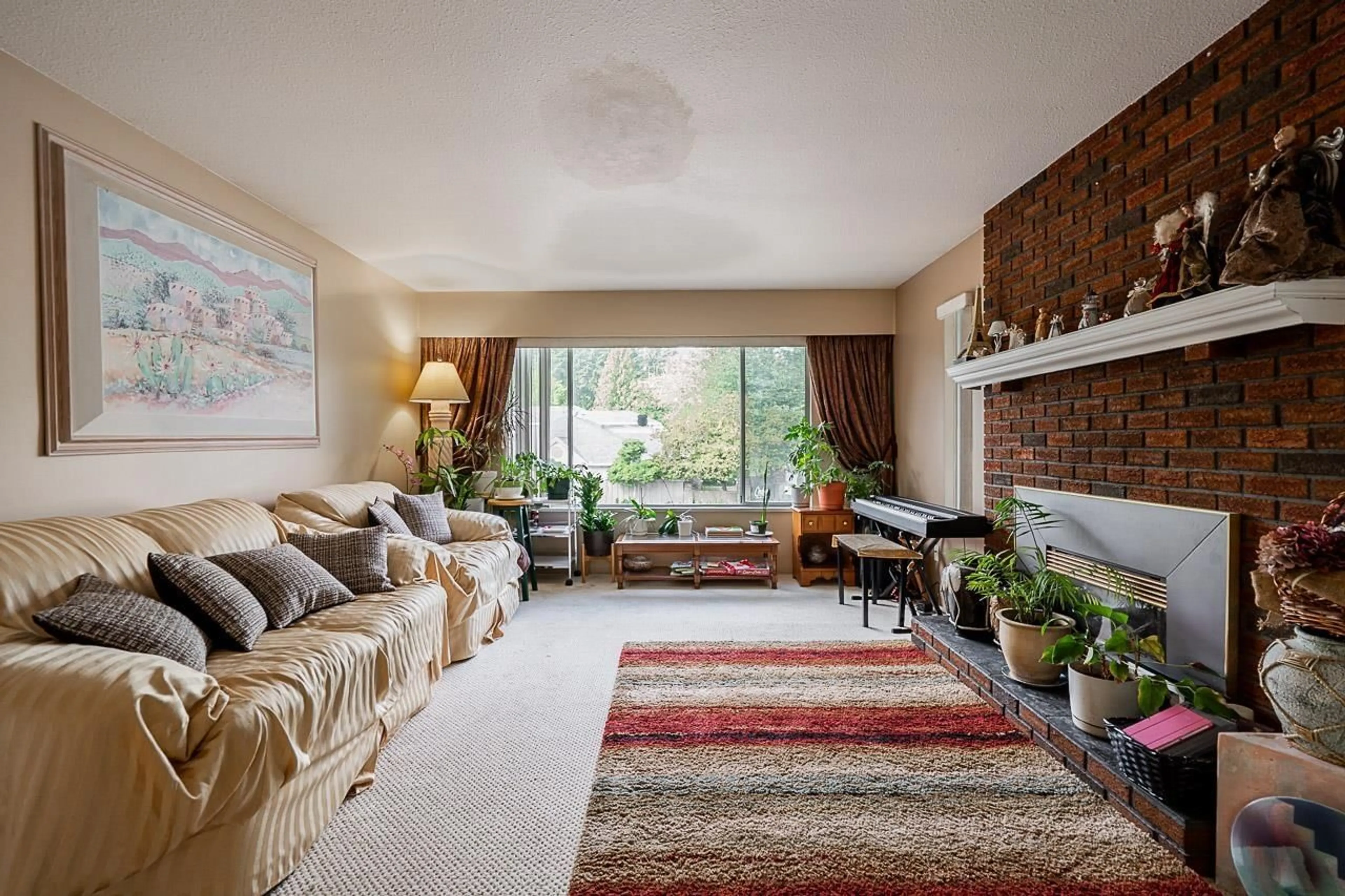 Living room with furniture, carpet floor for 9790 148A, Surrey British Columbia V3R8E5