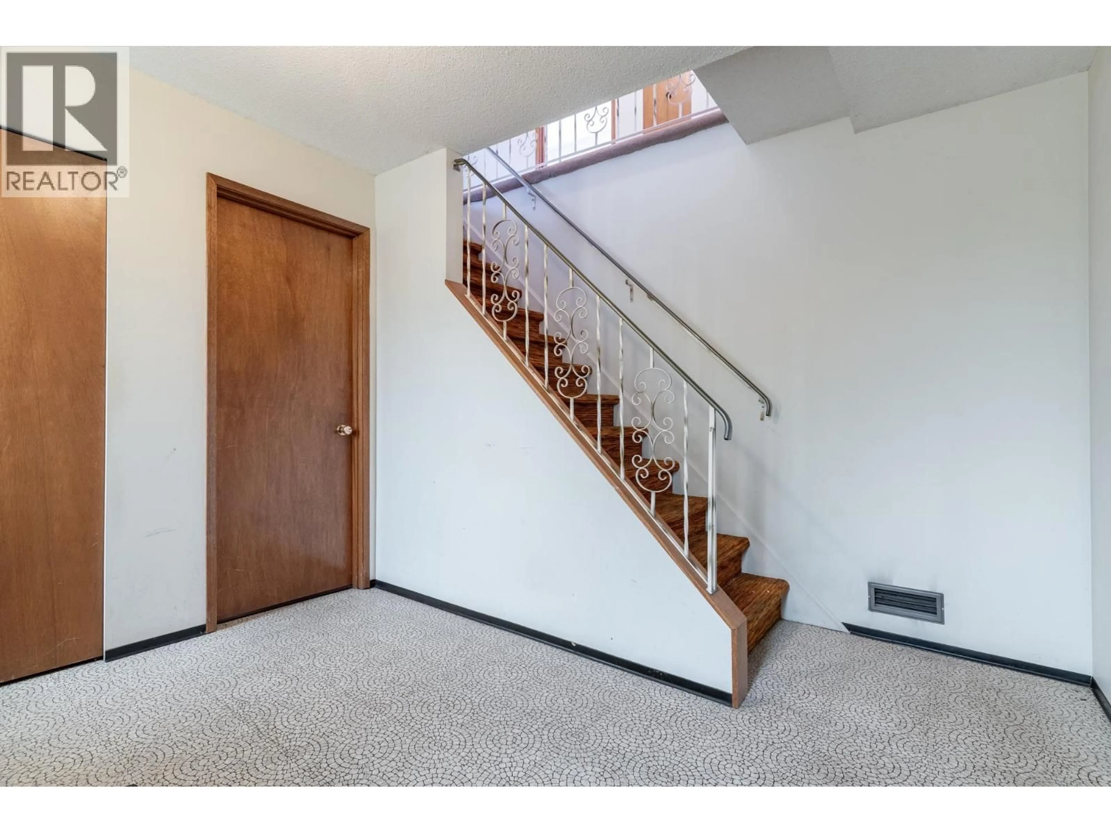 Indoor foyer for 150 28 AVENUE, Vancouver British Columbia V5V2M2