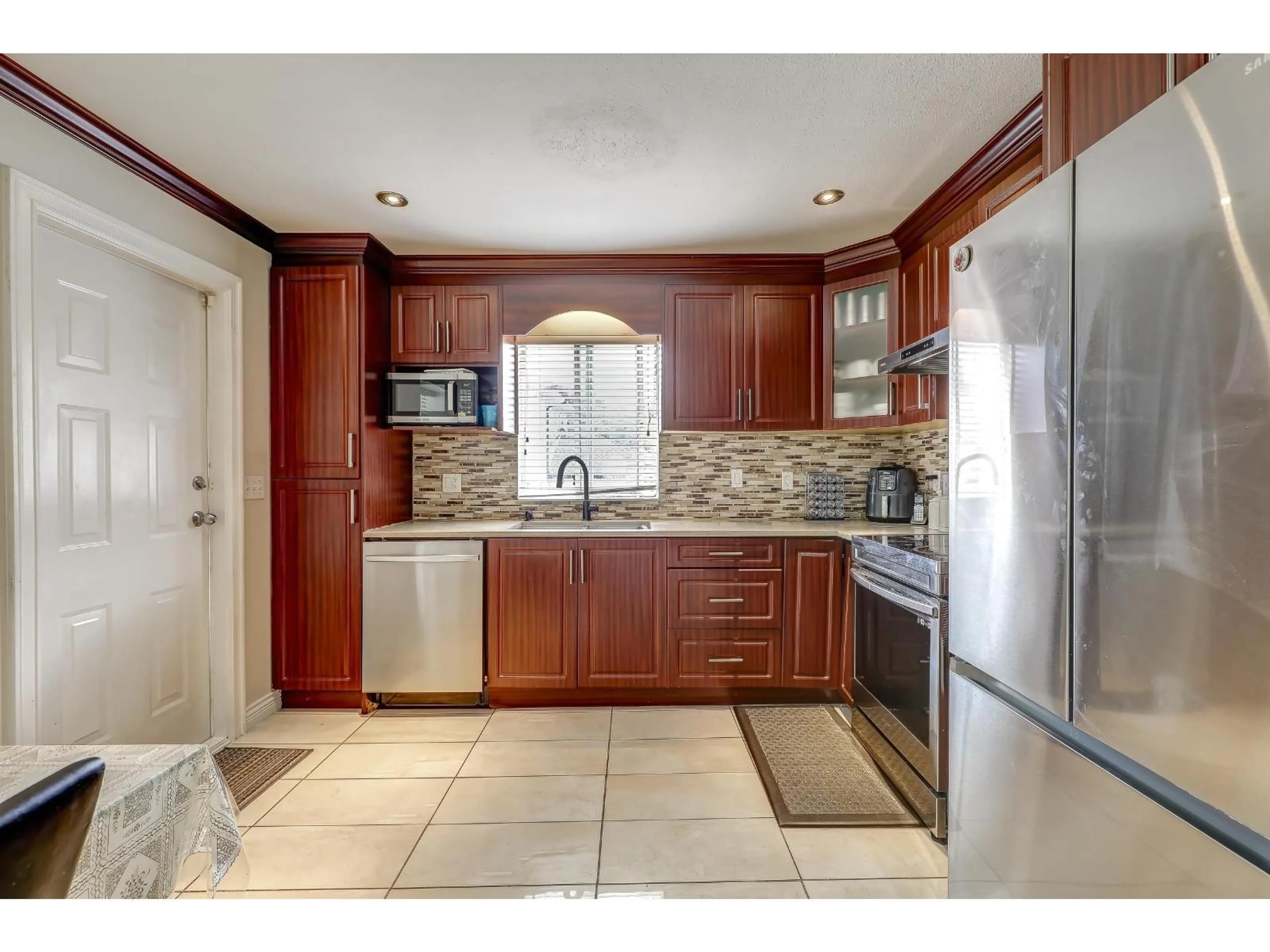 Standard kitchen, ceramic/tile floor for 14115 88TH, Surrey British Columbia V3W3L5