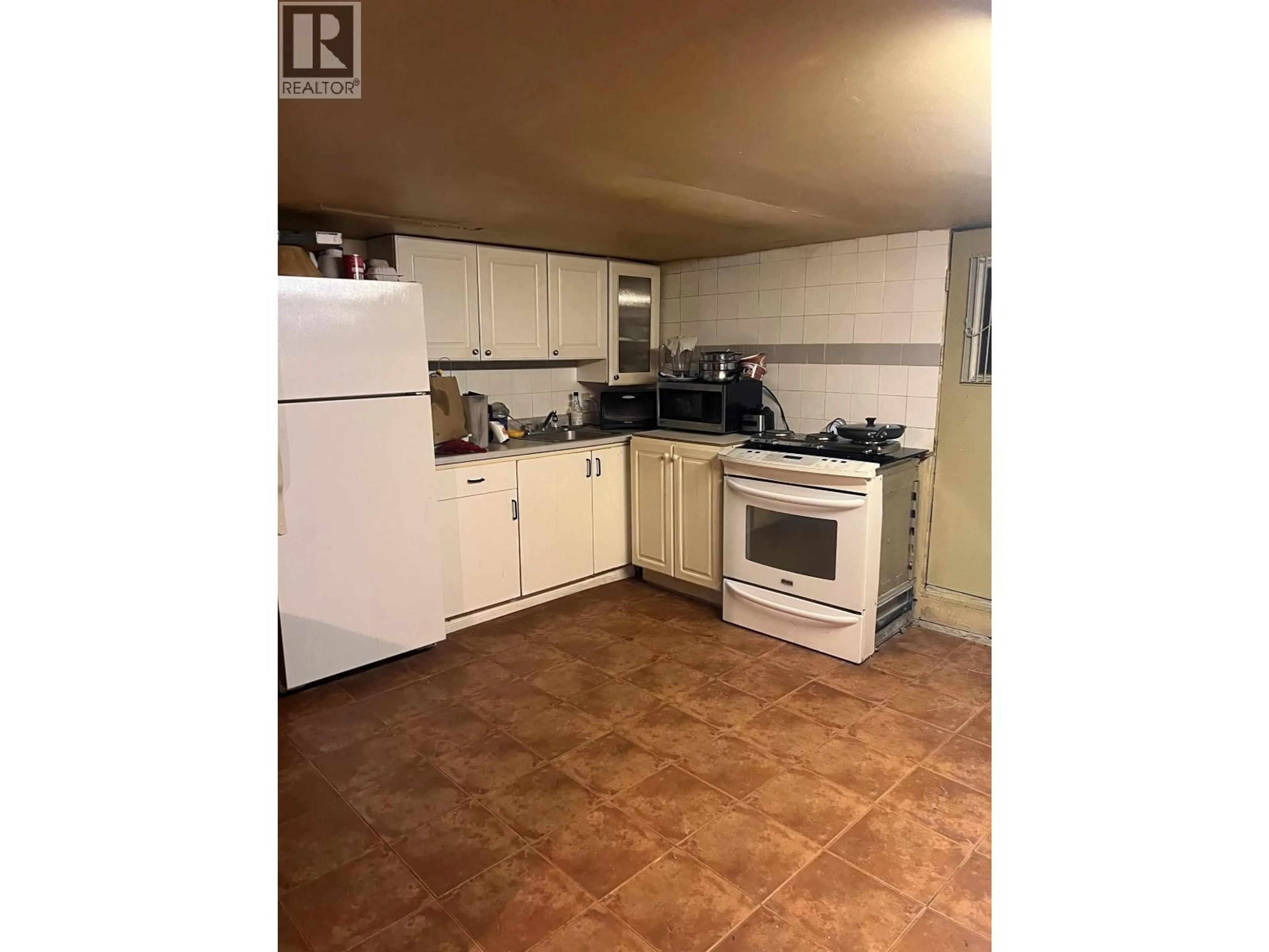 Standard kitchen, unknown for 2141 MARINE WAY, New Westminster British Columbia V3M2H2