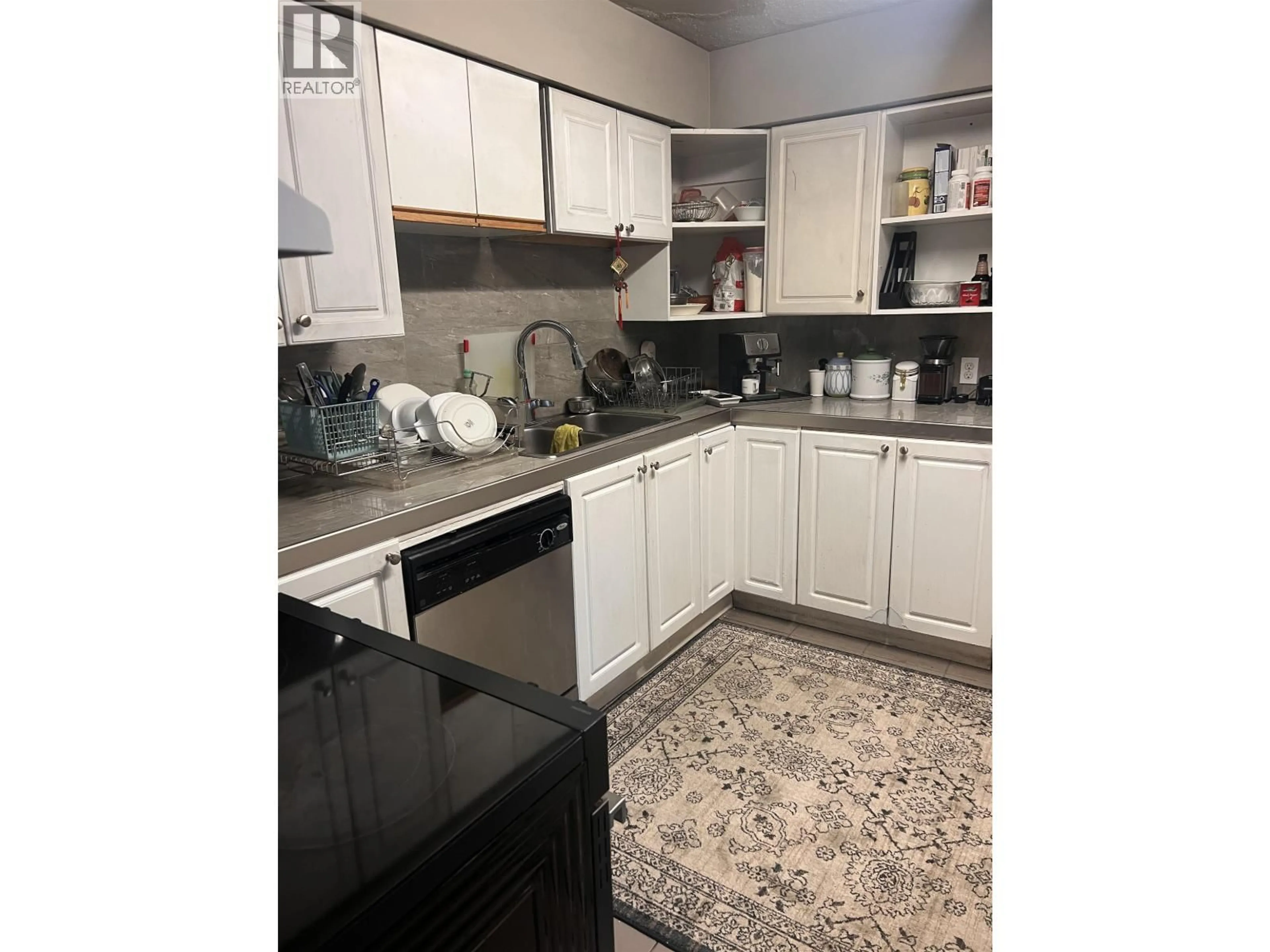 Standard kitchen, ceramic/tile floor for 2141 MARINE WAY, New Westminster British Columbia V3M2H2