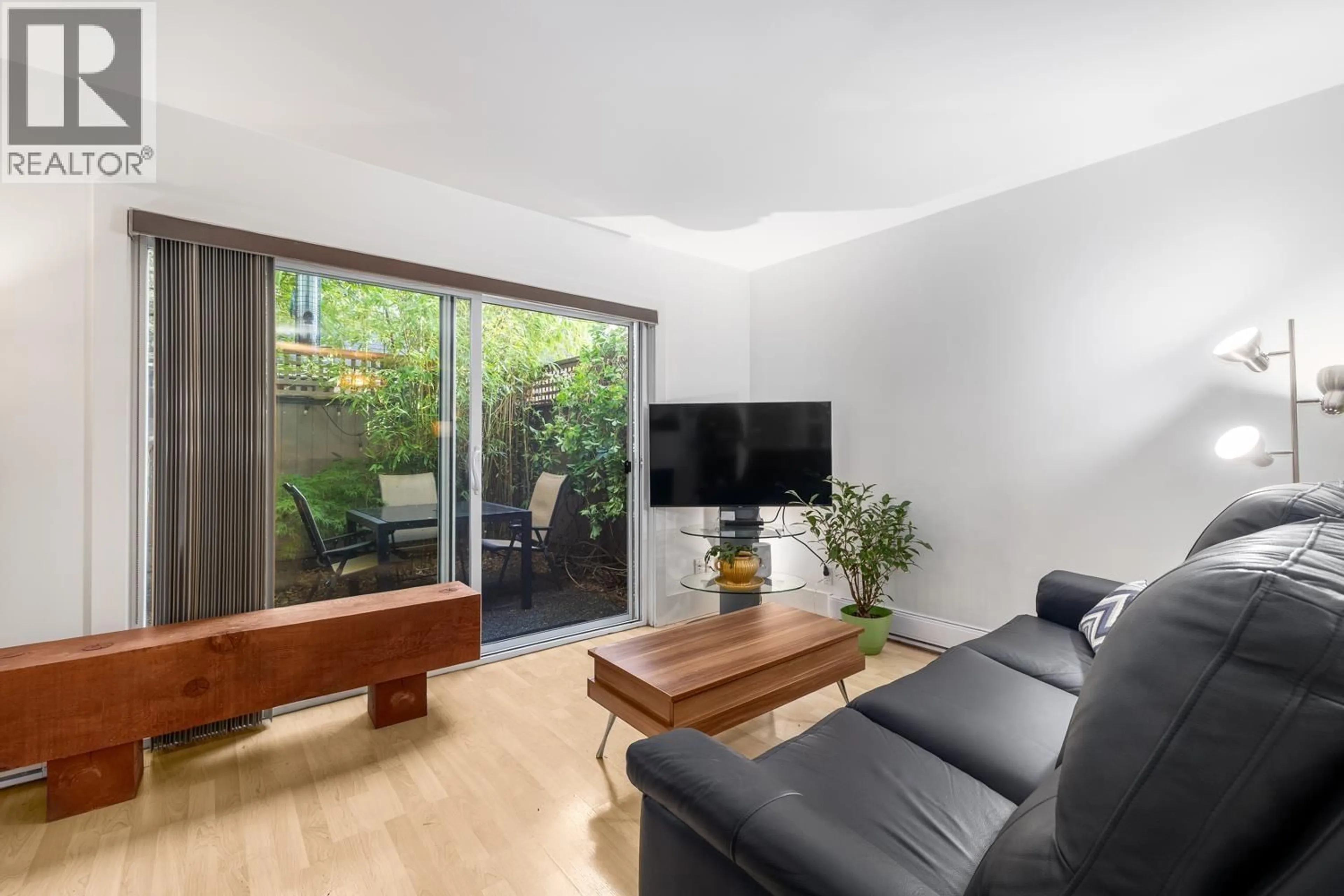 Living room with furniture, wood/laminate floor for 158 17TH AVENUE, Vancouver British Columbia V5V1A4