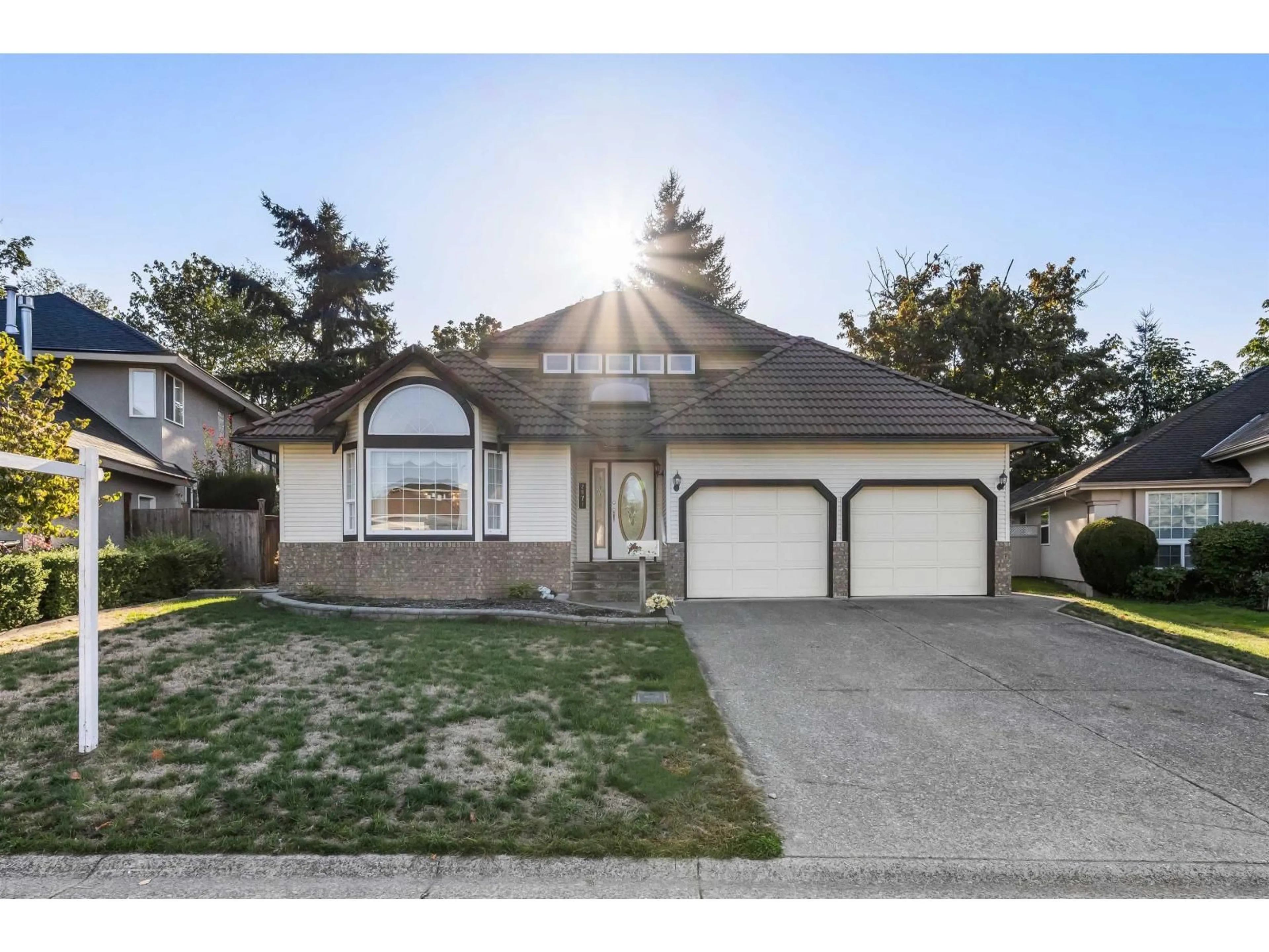 Home with vinyl exterior material, street for 2971 SOUTHERN, Abbotsford British Columbia V2T5H8