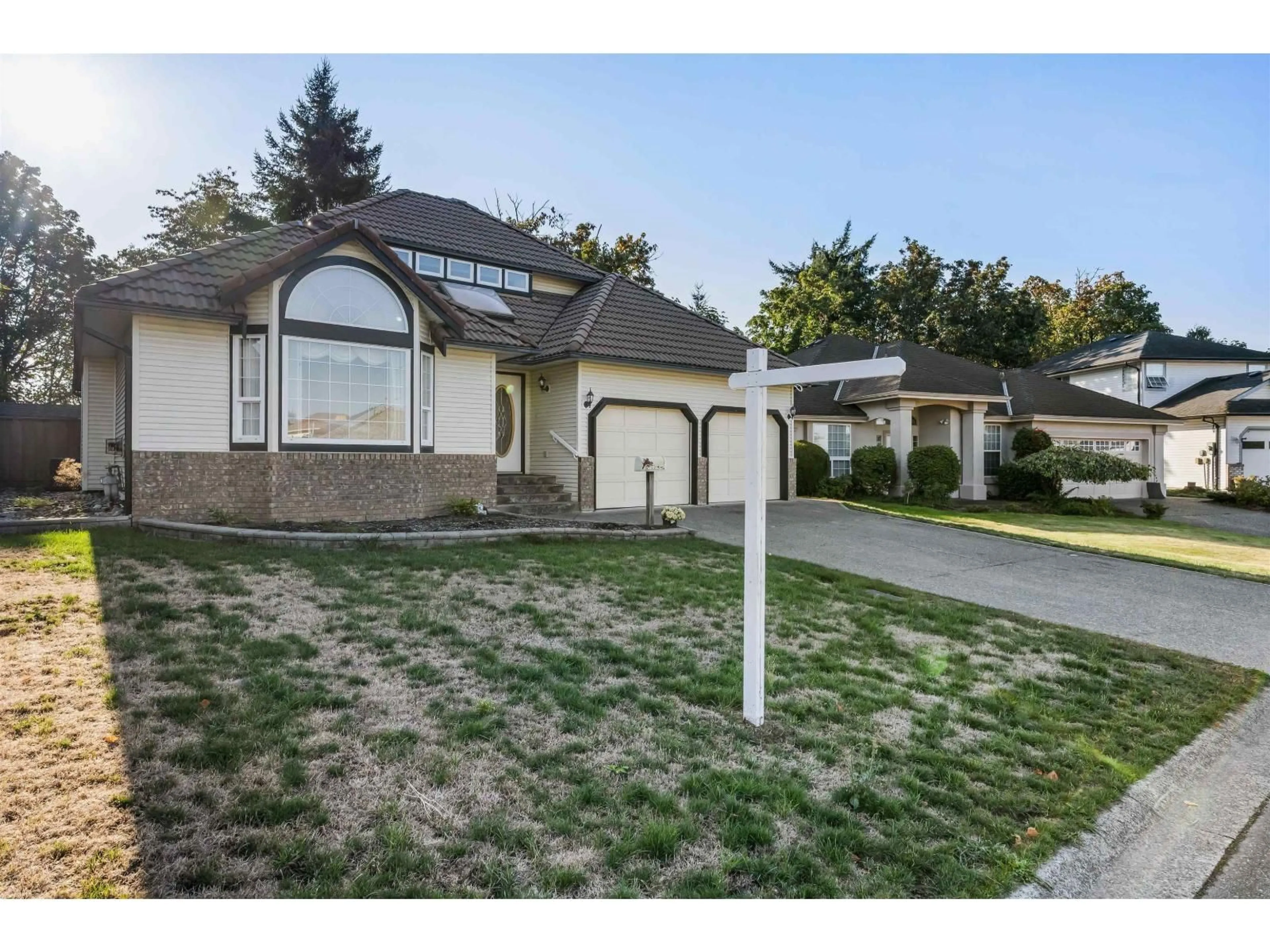 Home with vinyl exterior material, street for 2971 SOUTHERN, Abbotsford British Columbia V2T5H8