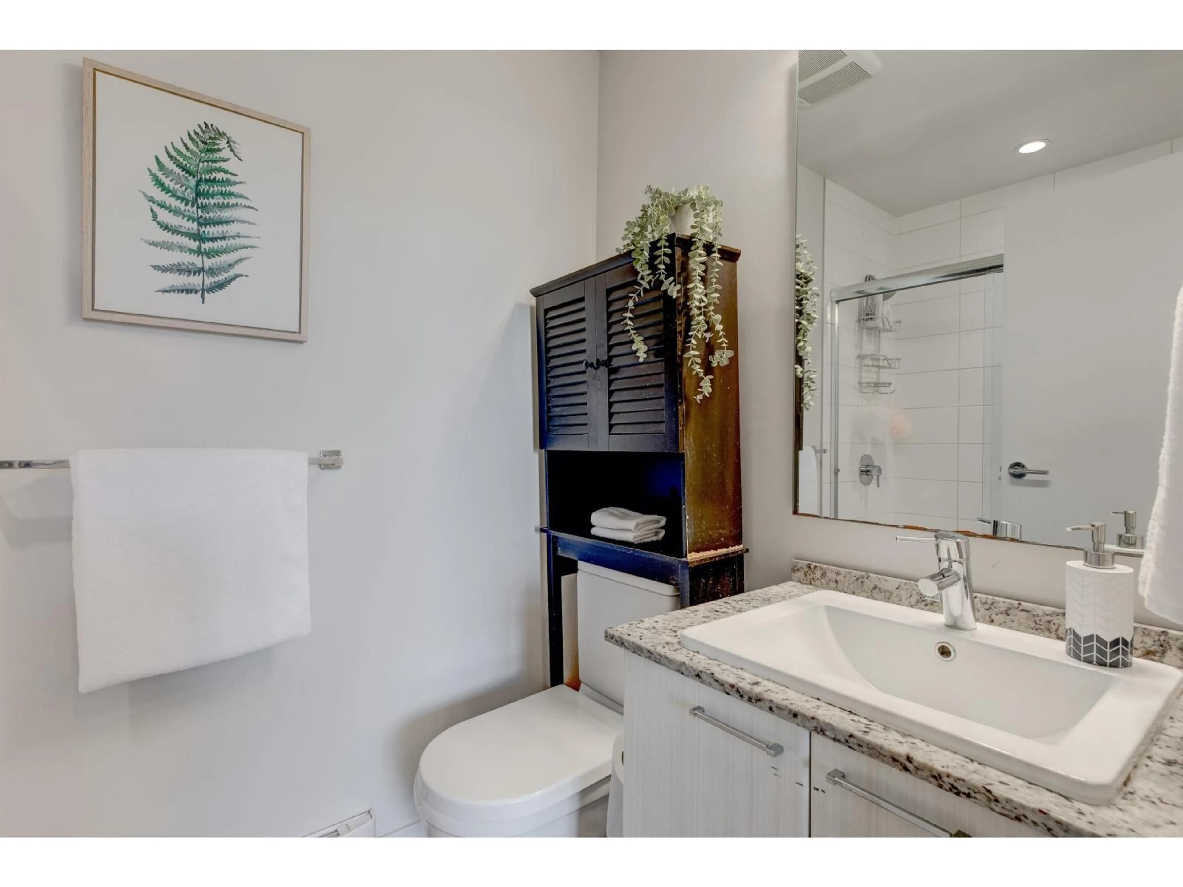 Standard bathroom, ceramic/tile floor for 87 - 8473 163, Surrey British Columbia V4N6M7
