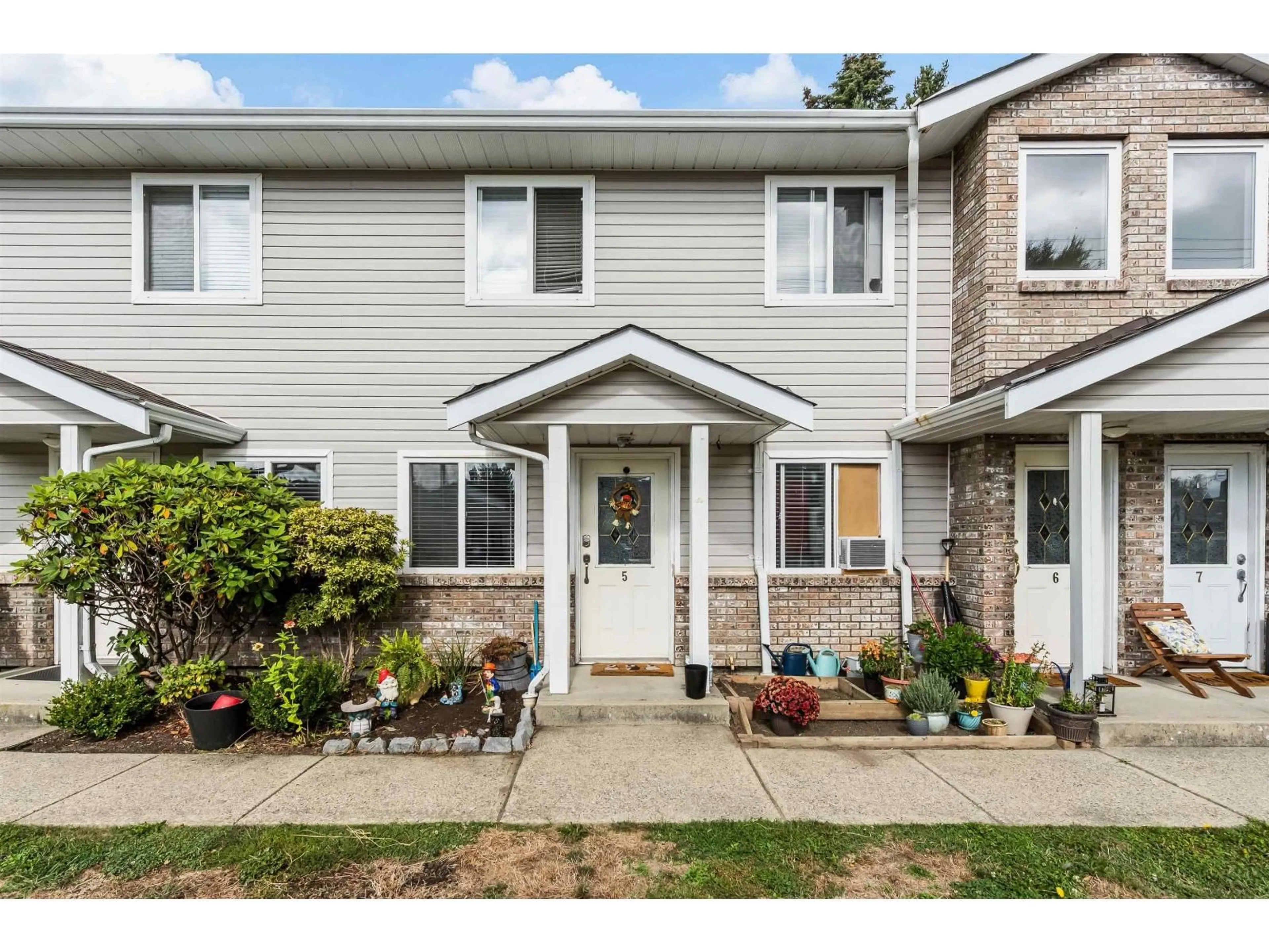 Home with vinyl exterior material, street for 5 - 46735 YALE ROAD, Chilliwack British Columbia V2P2S3