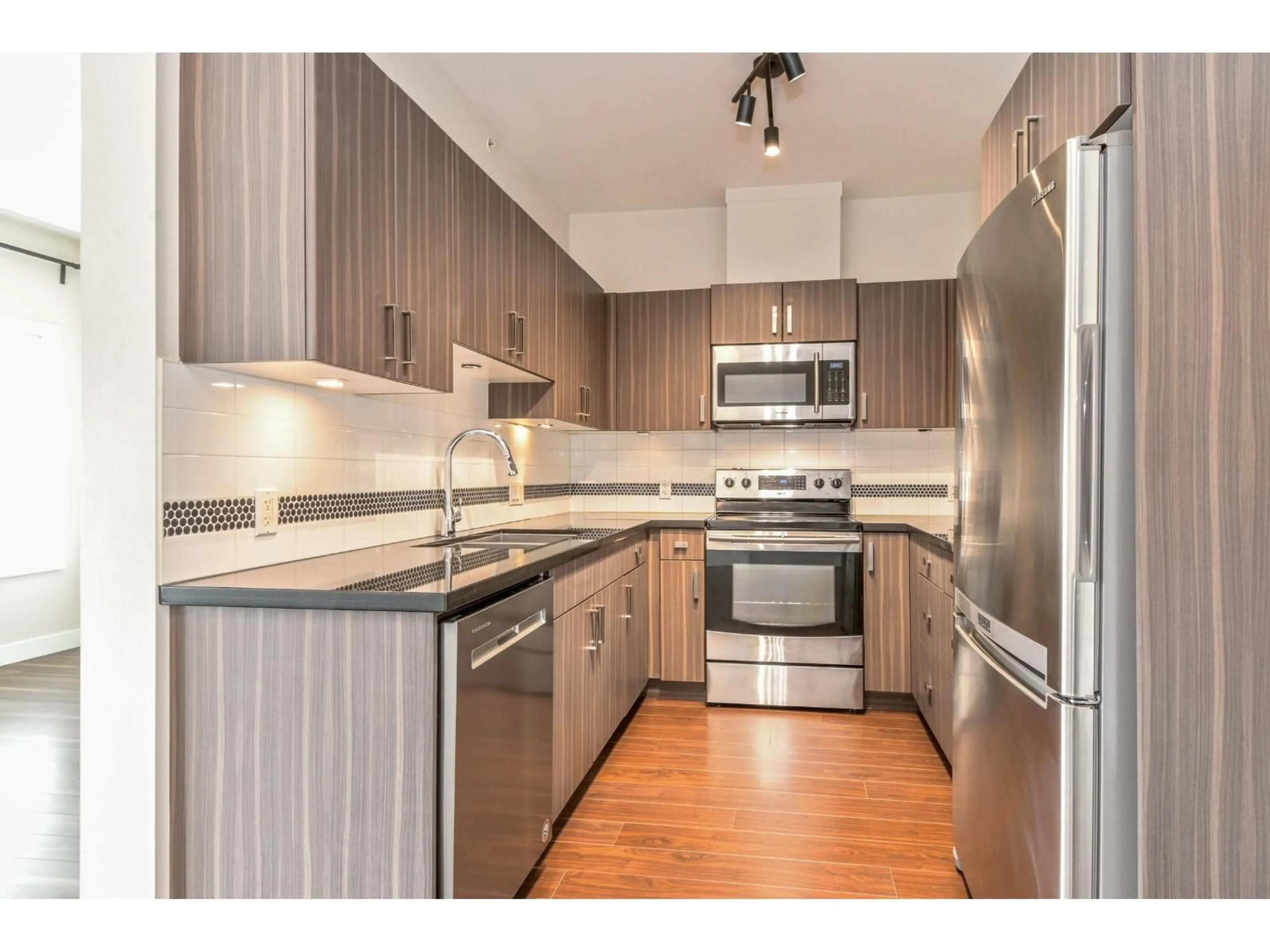 Standard kitchen, wood/laminate floor for 403 - 20219 54A, Langley British Columbia V3A0C7