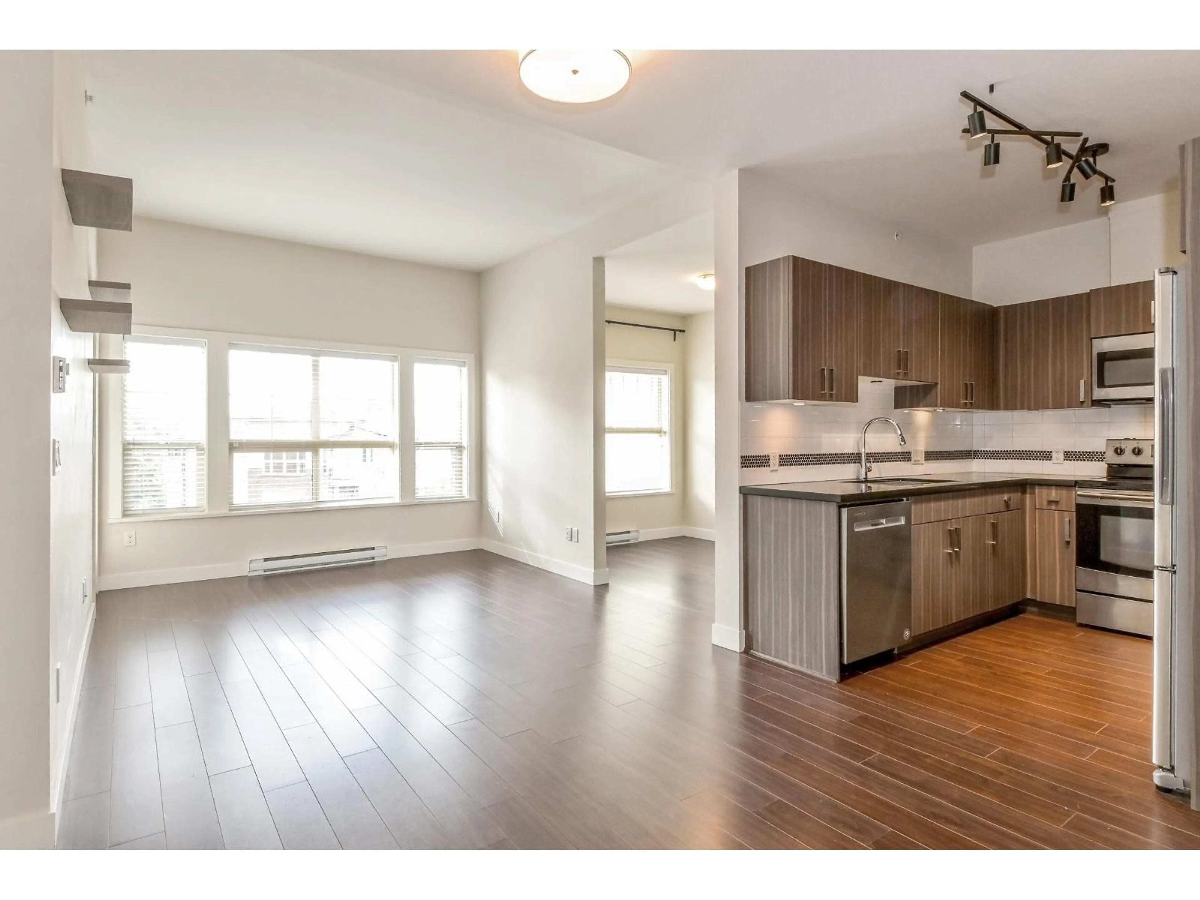 Open concept kitchen, wood/laminate floor for 403 - 20219 54A, Langley British Columbia V3A0C7