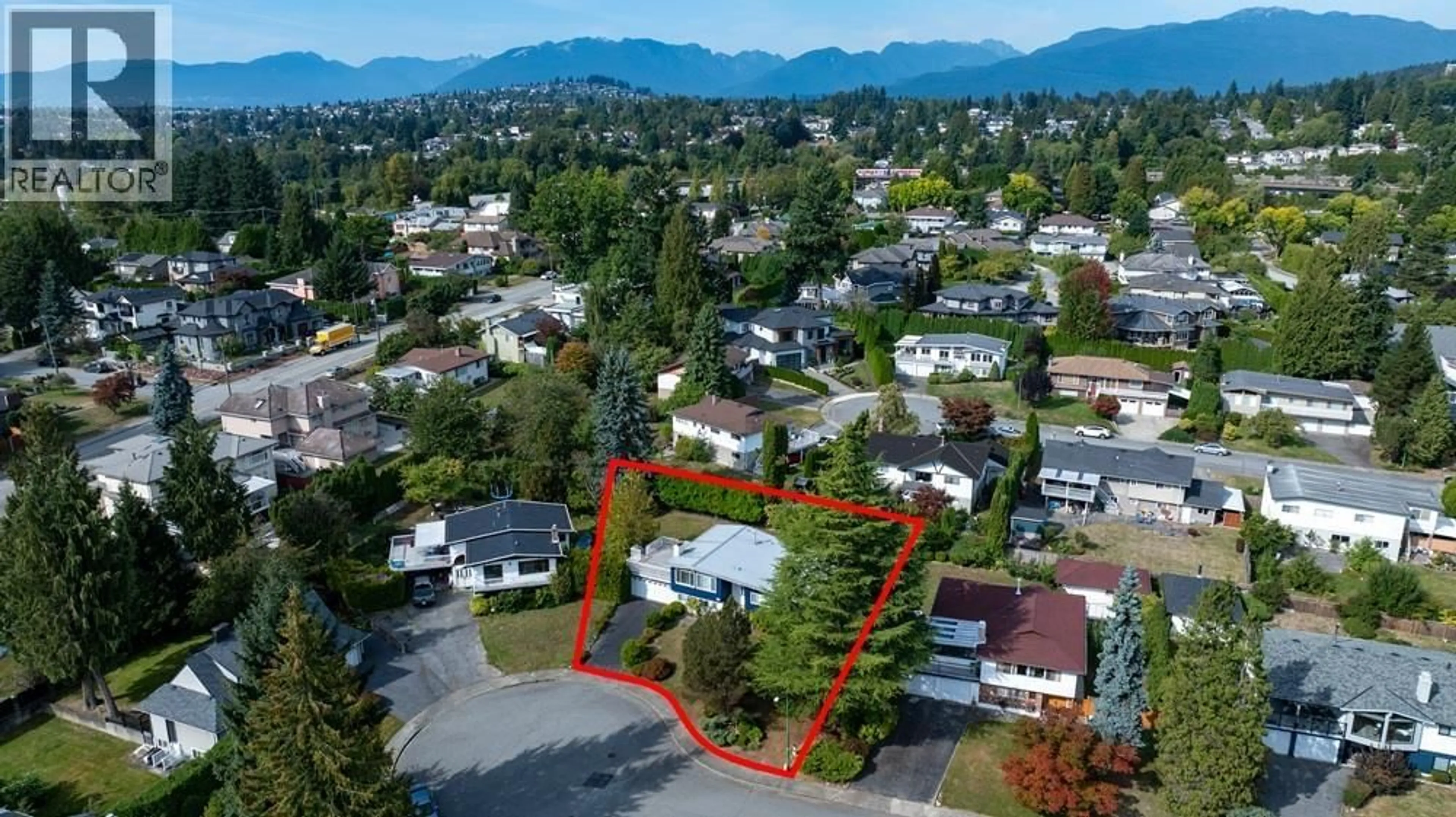 A pic from outside/outdoor area/front of a property/back of a property/a pic from drone, street for 3345 CARDINAL DRIVE, Burnaby British Columbia V5A2T7