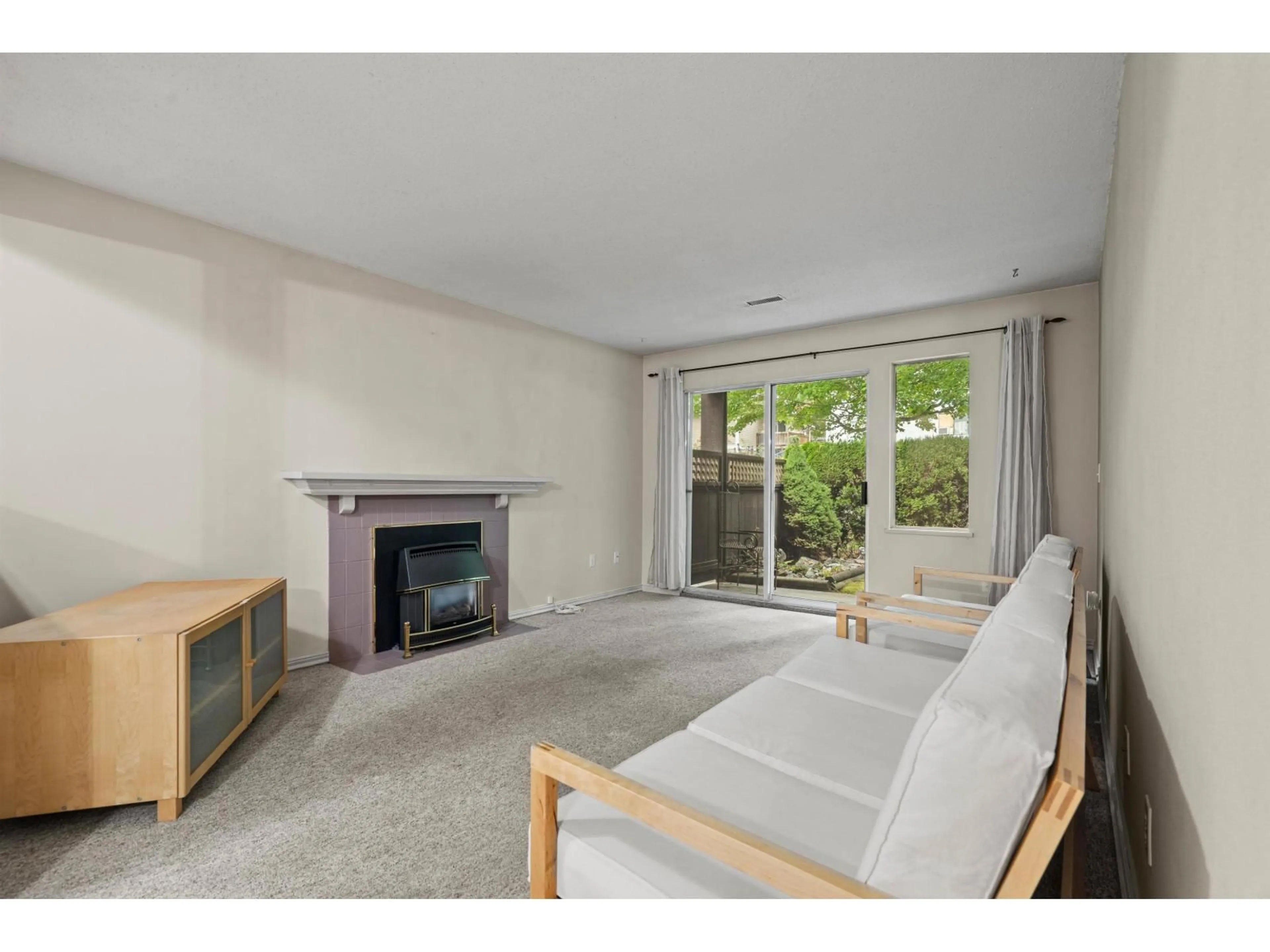 Living room with furniture, unknown for 1012 - 34909 OLD YALE, Abbotsford British Columbia V3G2E7