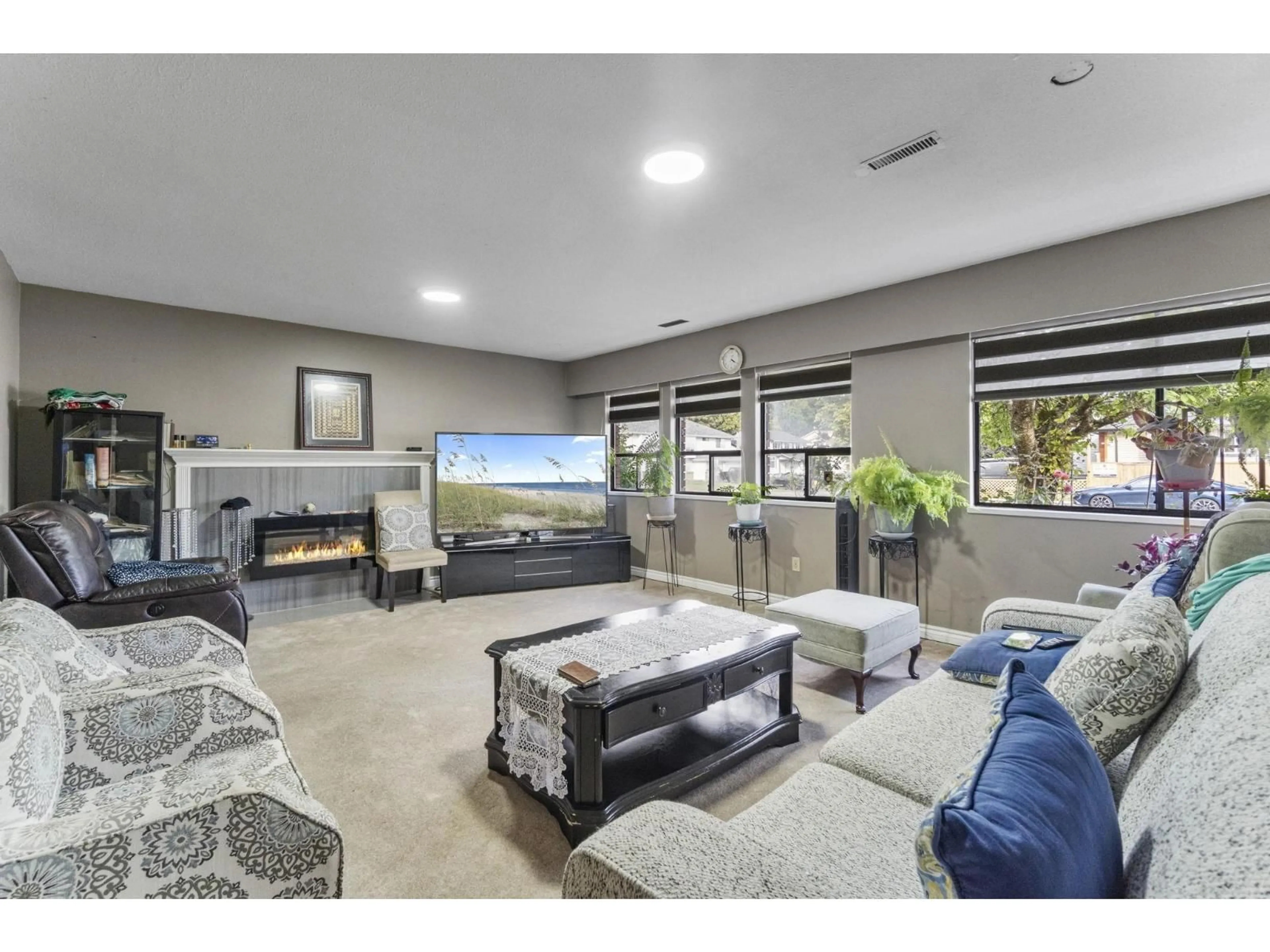 Living room with furniture, unknown for 9675 130TH, Surrey British Columbia V3T3L2