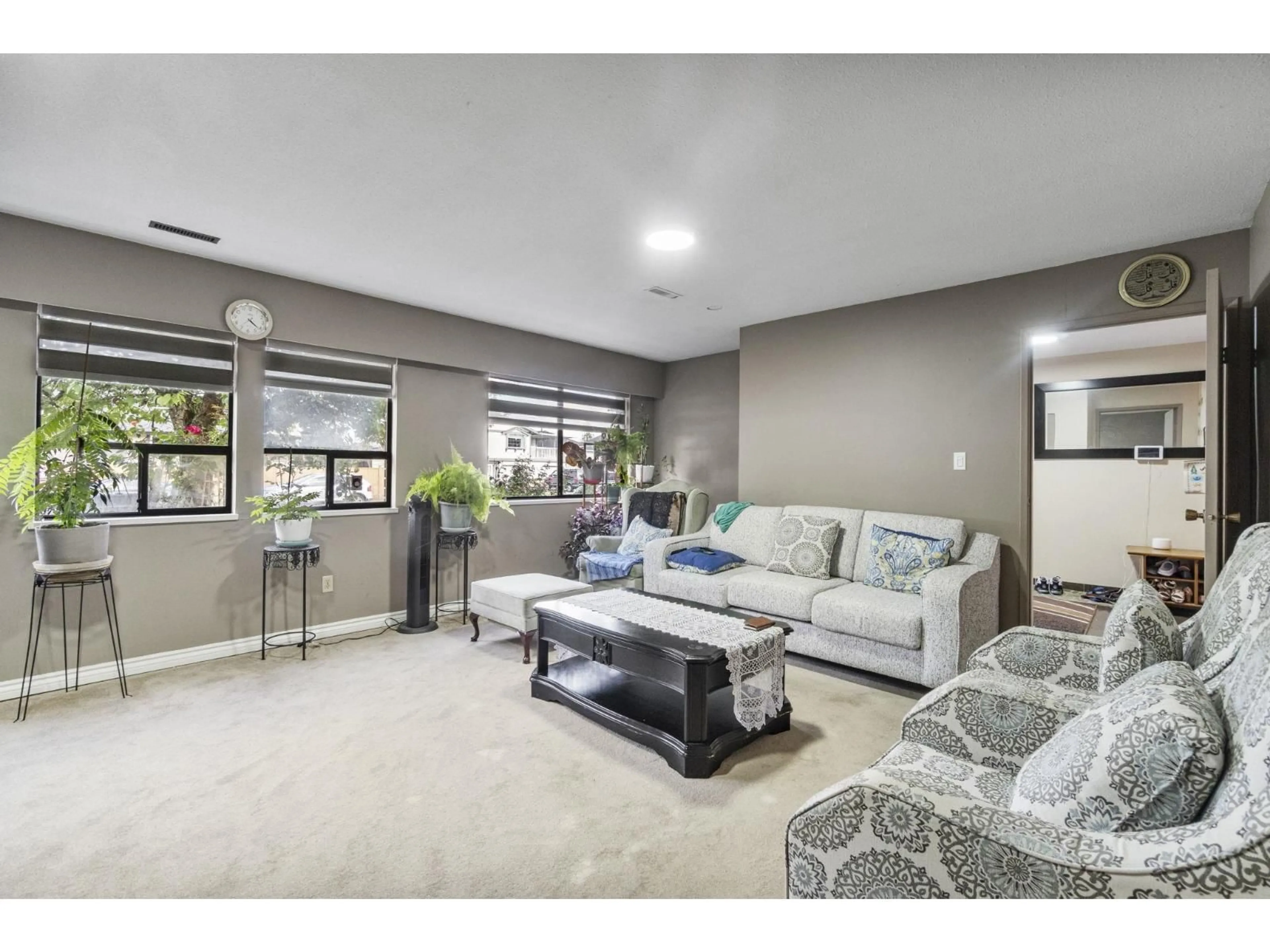 Living room with furniture, carpet floor for 9675 130TH, Surrey British Columbia V3T3L2
