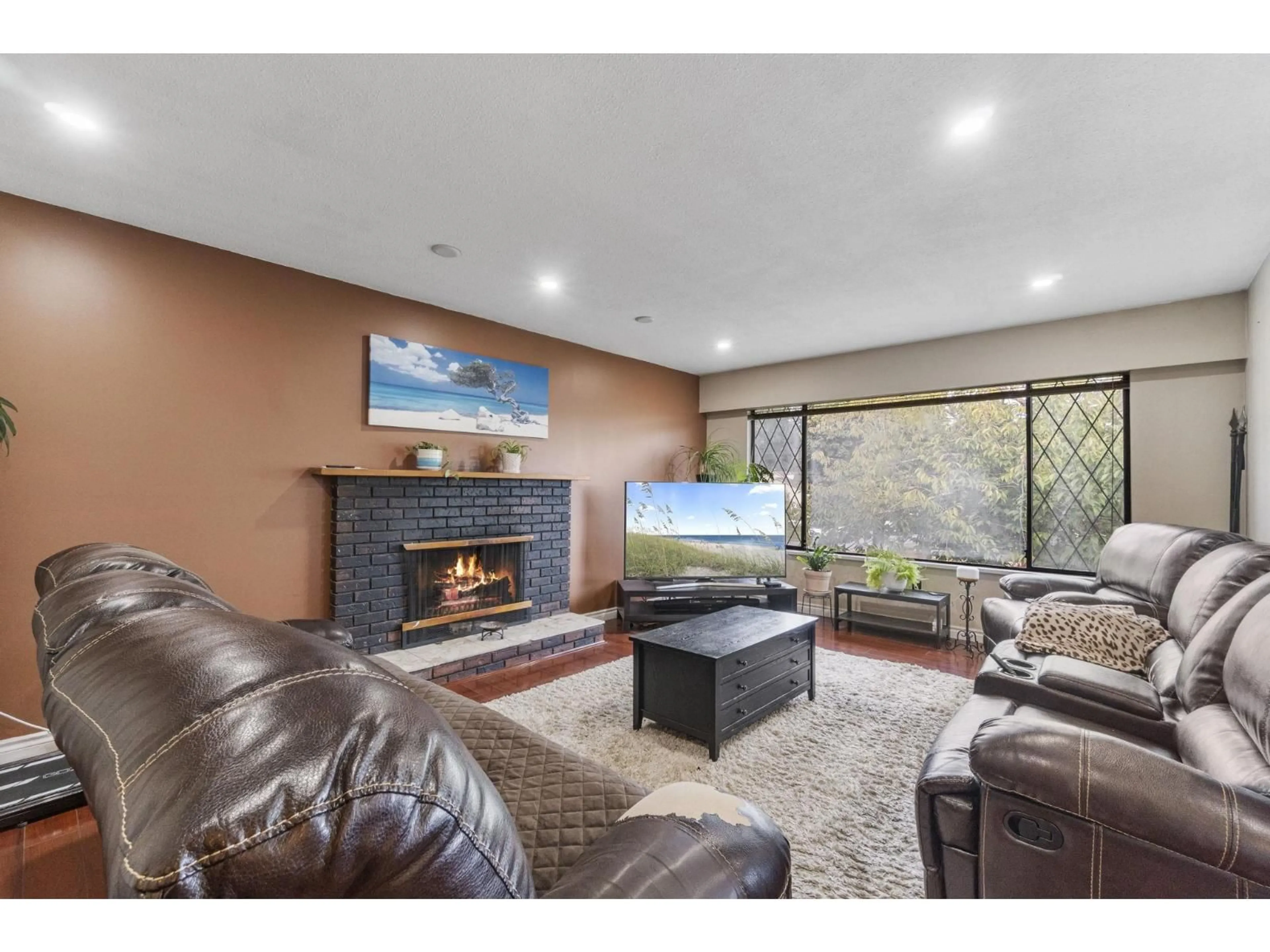 Living room with furniture, unknown for 9675 130TH, Surrey British Columbia V3T3L2