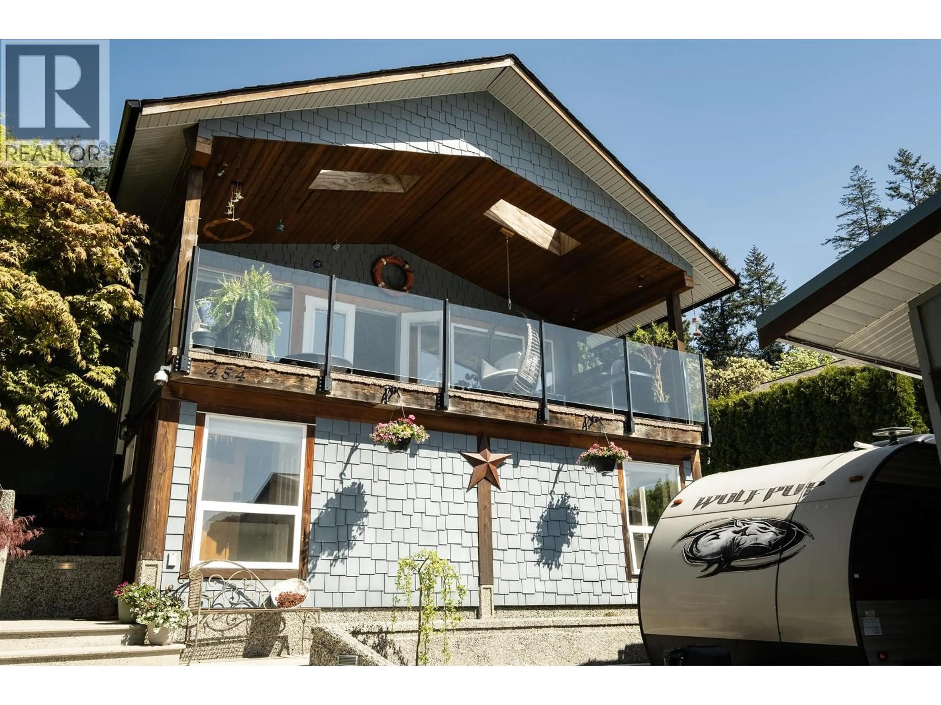 Home with vinyl exterior material, unknown for 454 CENTRAL AVENUE, Gibsons British Columbia V0N1V1