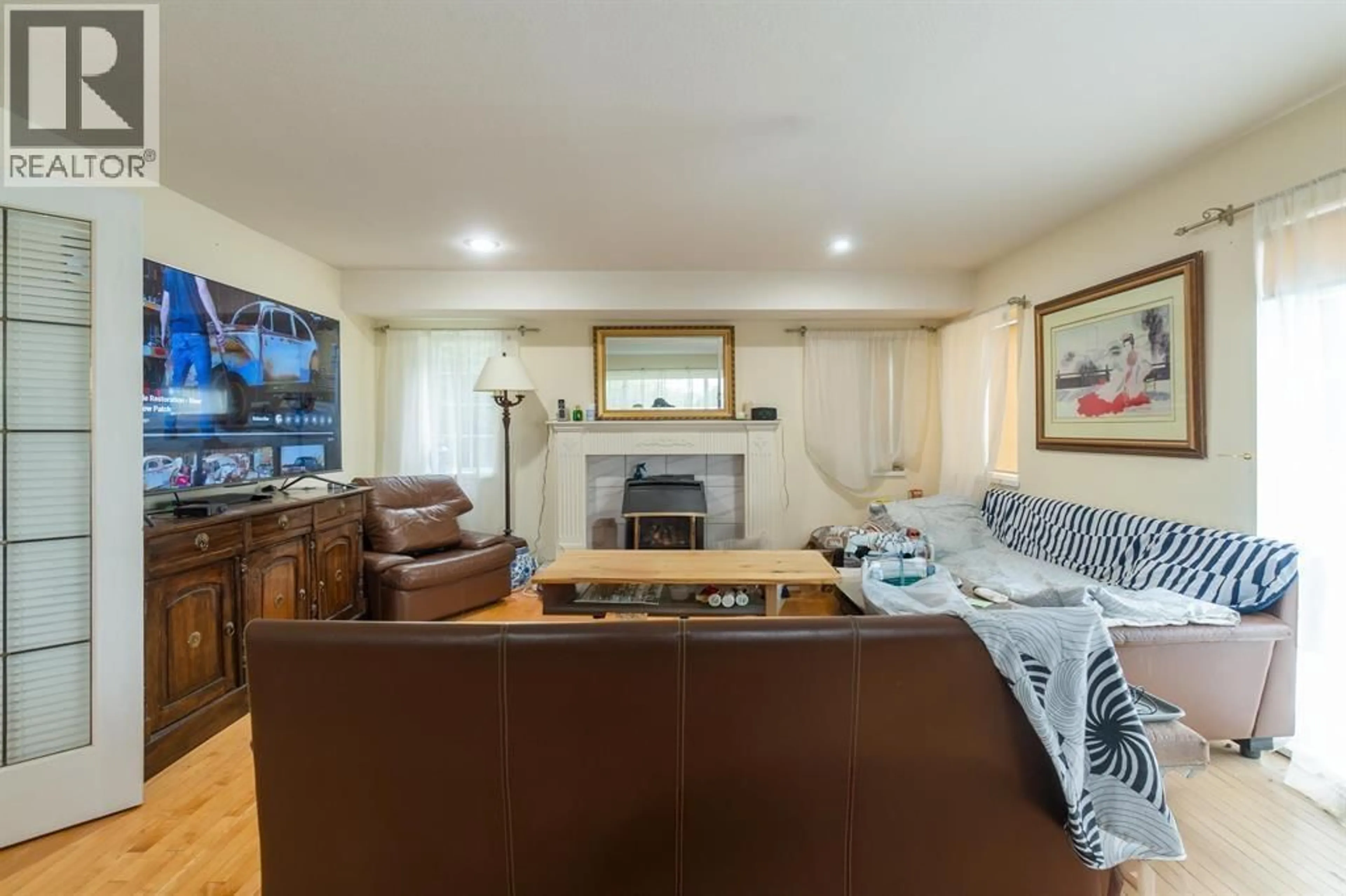 Living room with furniture, wood/laminate floor for 100 KENSINGTON ROAD, North Vancouver British Columbia V7N1P1