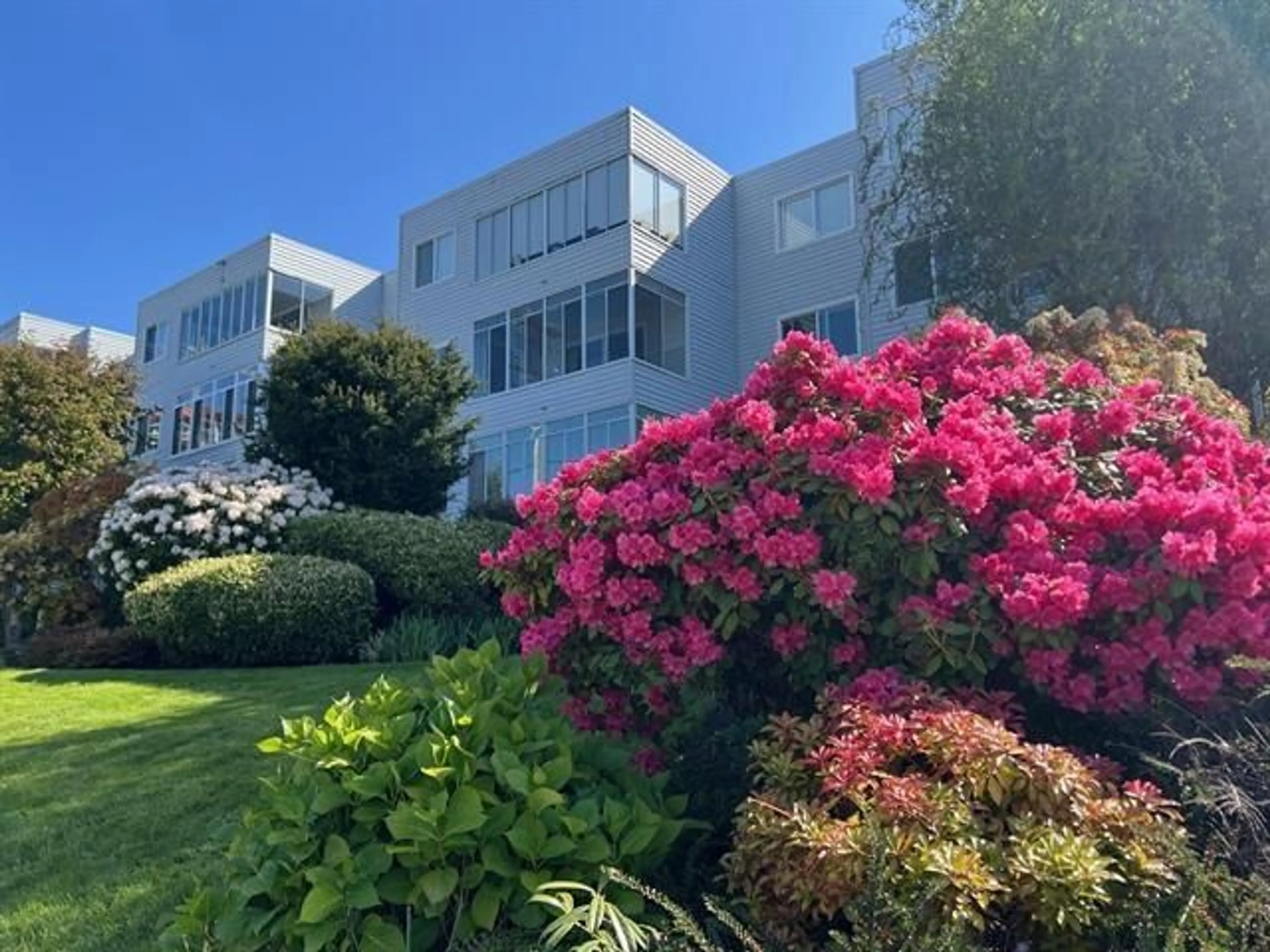 A pic from outside/outdoor area/front of a property/back of a property/a pic from drone, unknown for 301 - 1354 WINTER, White Rock British Columbia V4B3Y1