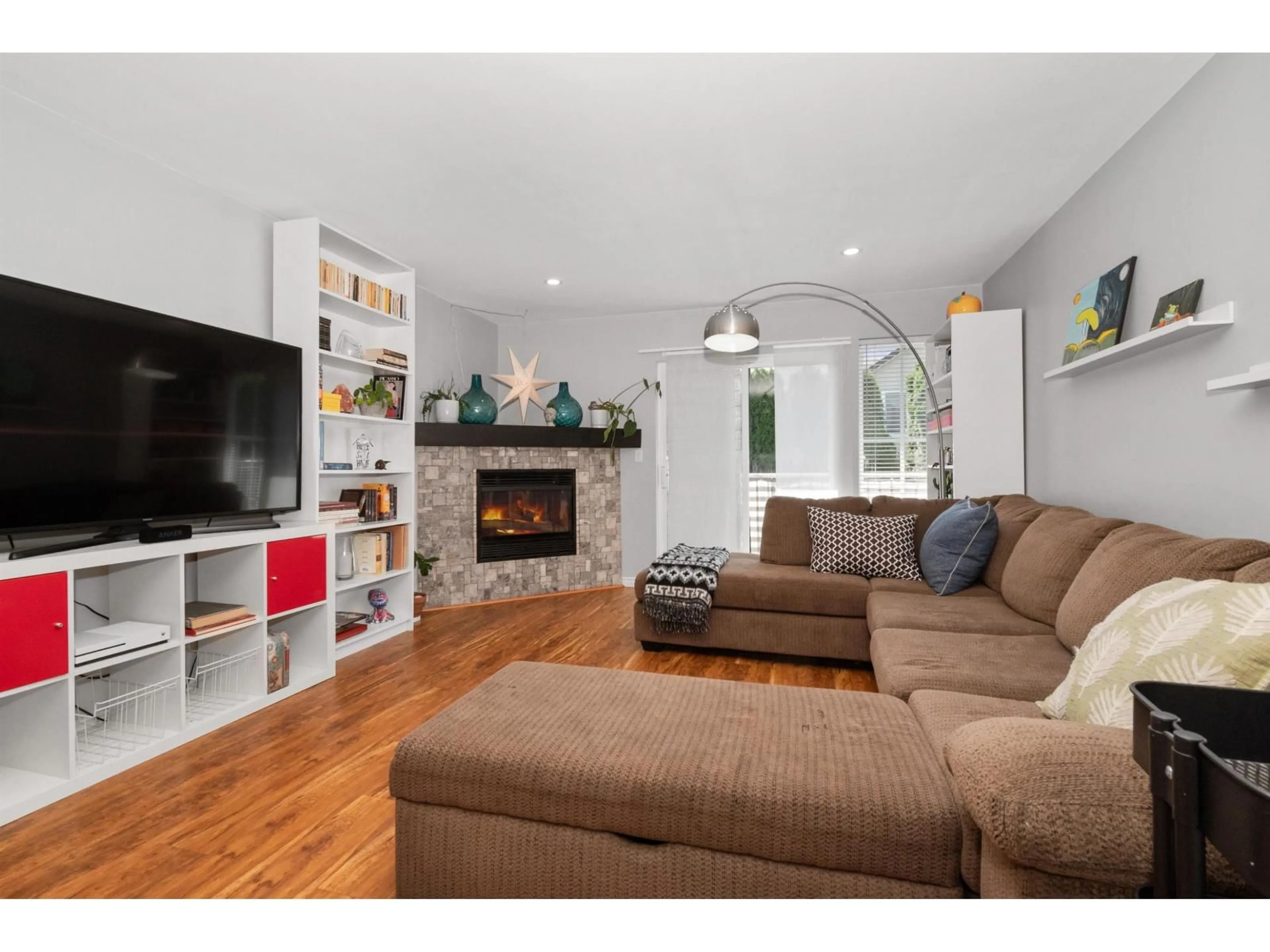 Living room with furniture, wood/laminate floor for 18 - 5915 VEDDER ROAD, Chilliwack British Columbia V2R1C3