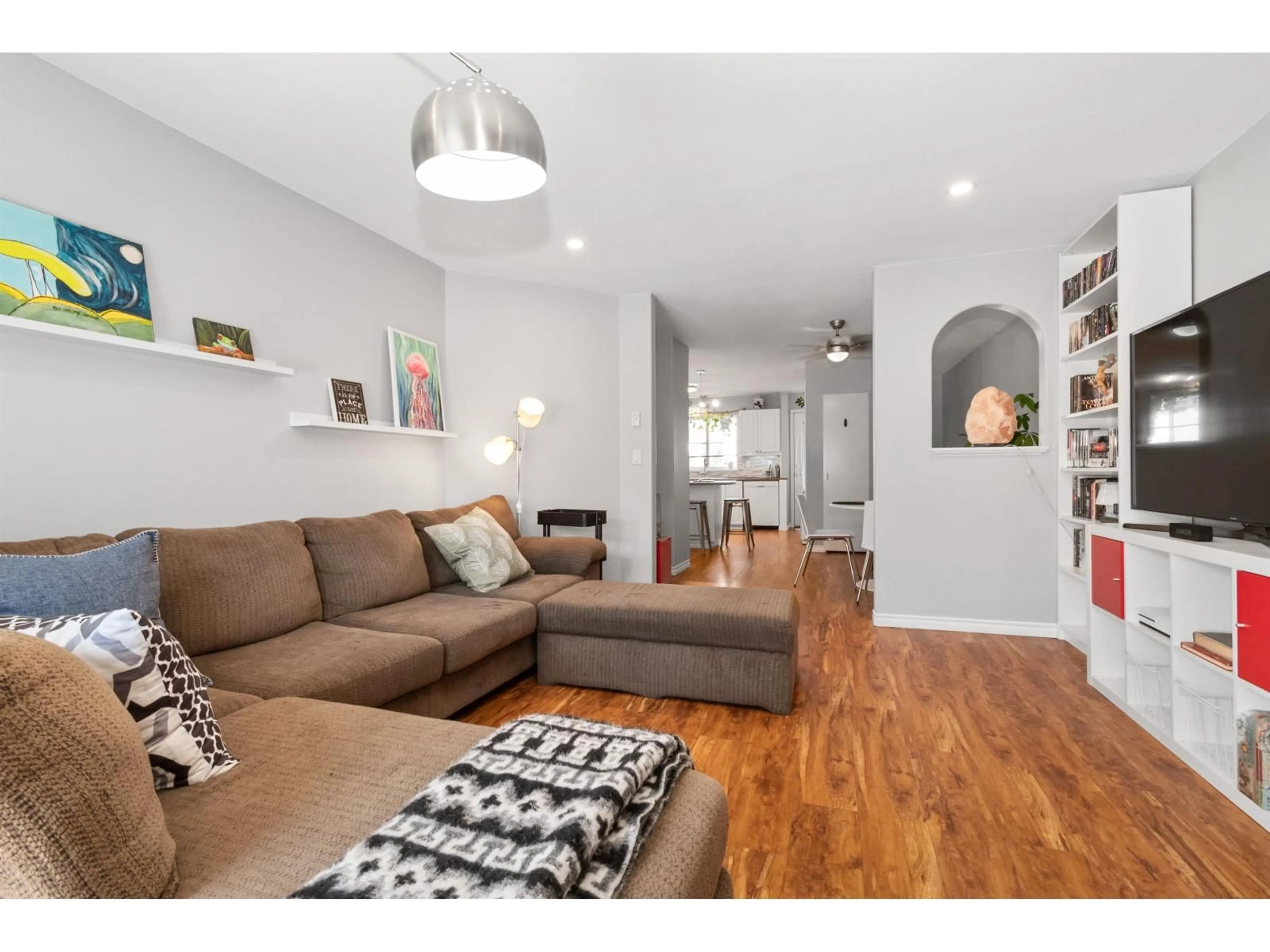 Living room with furniture, wood/laminate floor for 18 - 5915 VEDDER ROAD, Chilliwack British Columbia V2R1C3