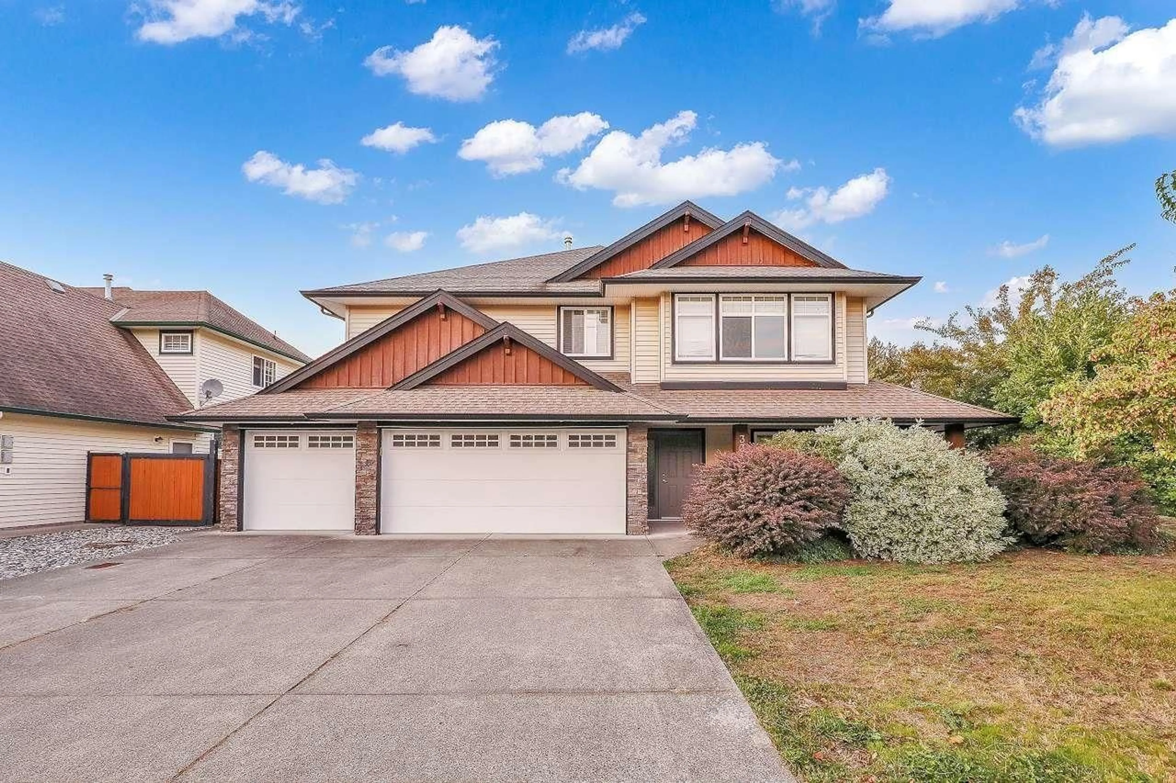 Home with vinyl exterior material, street for 33081 PHELPS, Mission British Columbia V2V0A2