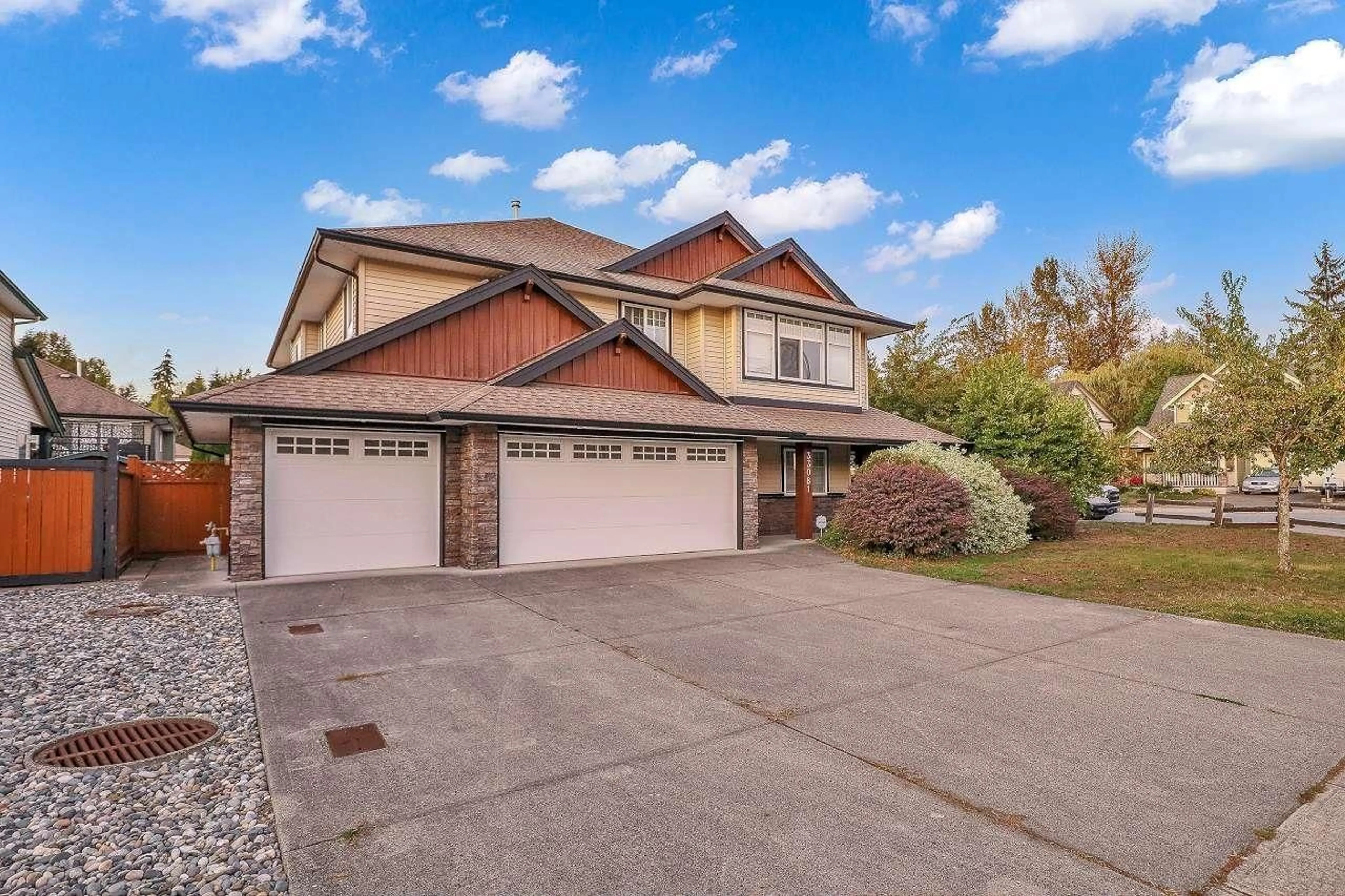 Home with vinyl exterior material, street for 33081 PHELPS, Mission British Columbia V2V0A2
