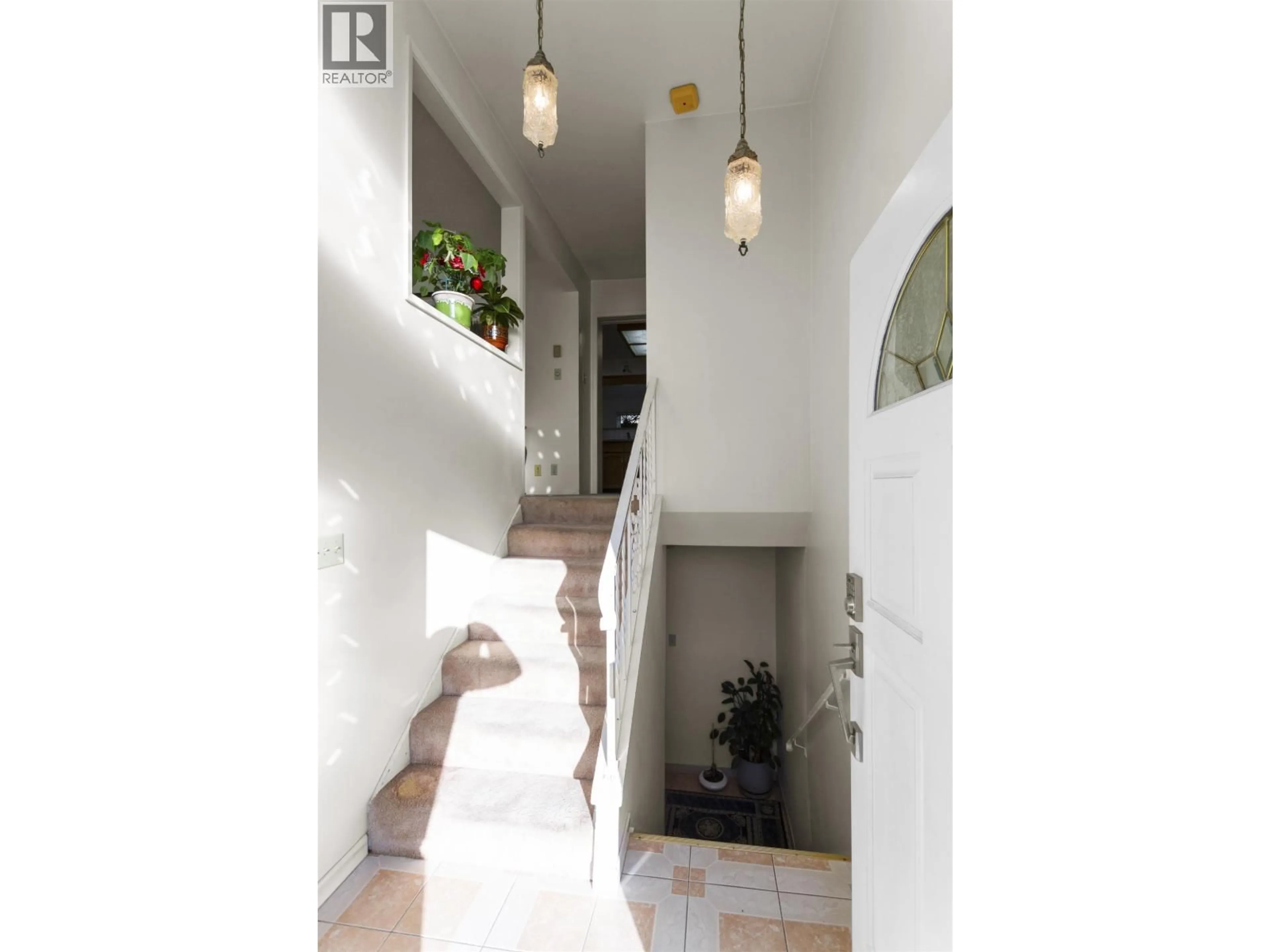 Indoor foyer for 6771 WINCH STREET, Burnaby British Columbia V5B2L7