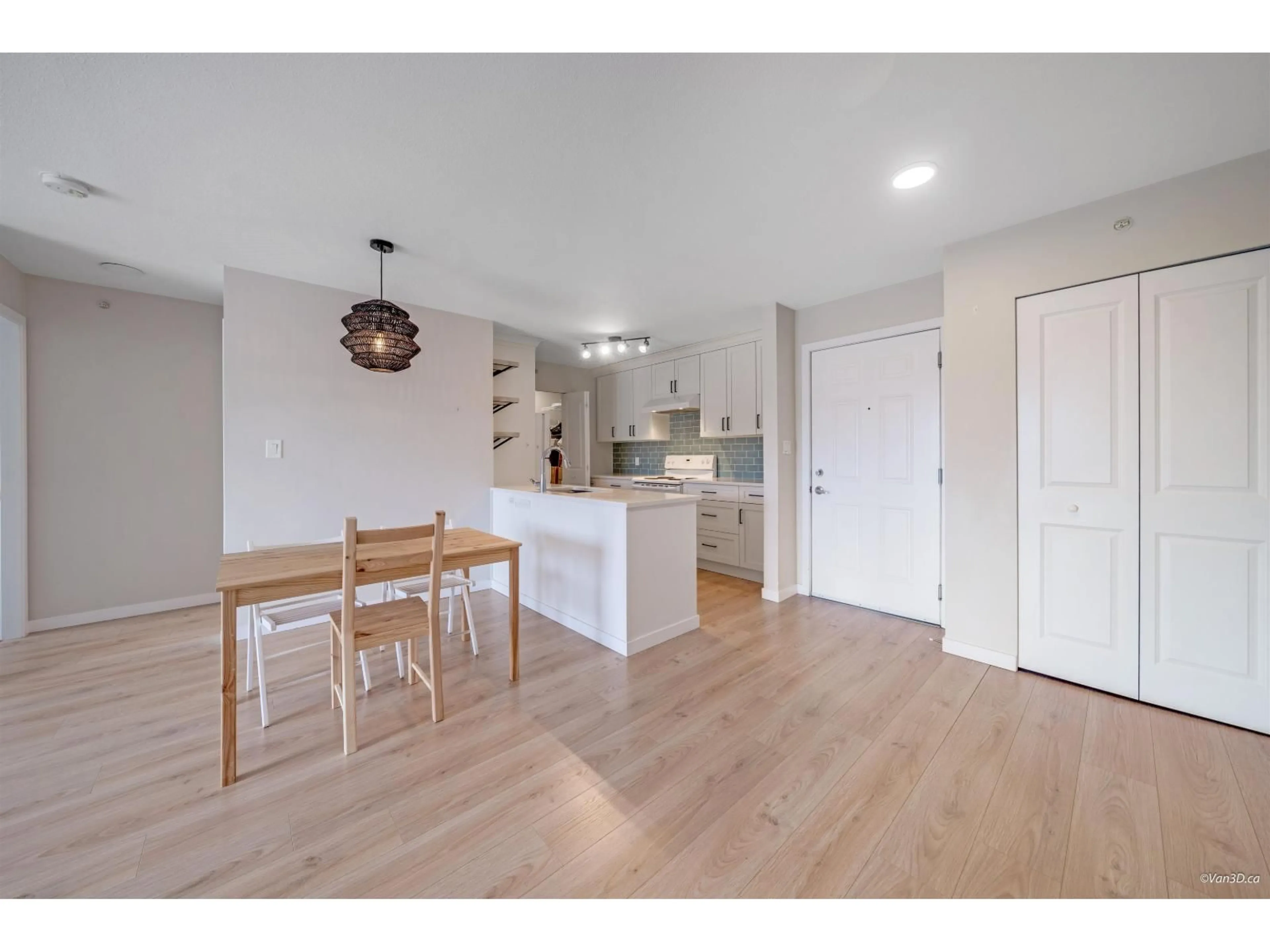 Open concept kitchen, wood/laminate floor for 409 - 33960 OLD YALE, Abbotsford British Columbia V2S2J9